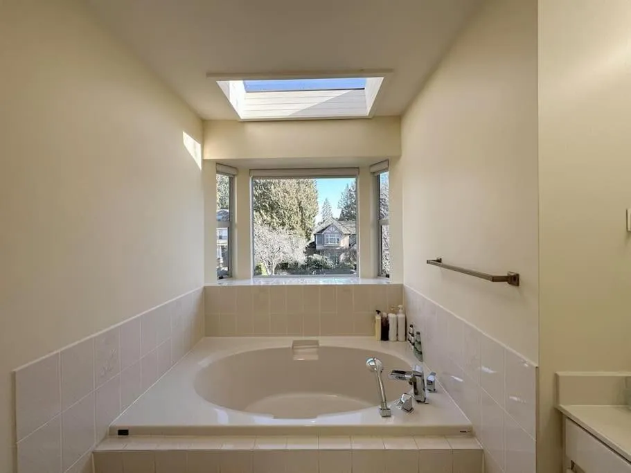 Bathroom in Super Cosy 8Bed & 6Bath in Vancouver heart near to airport and DownTown