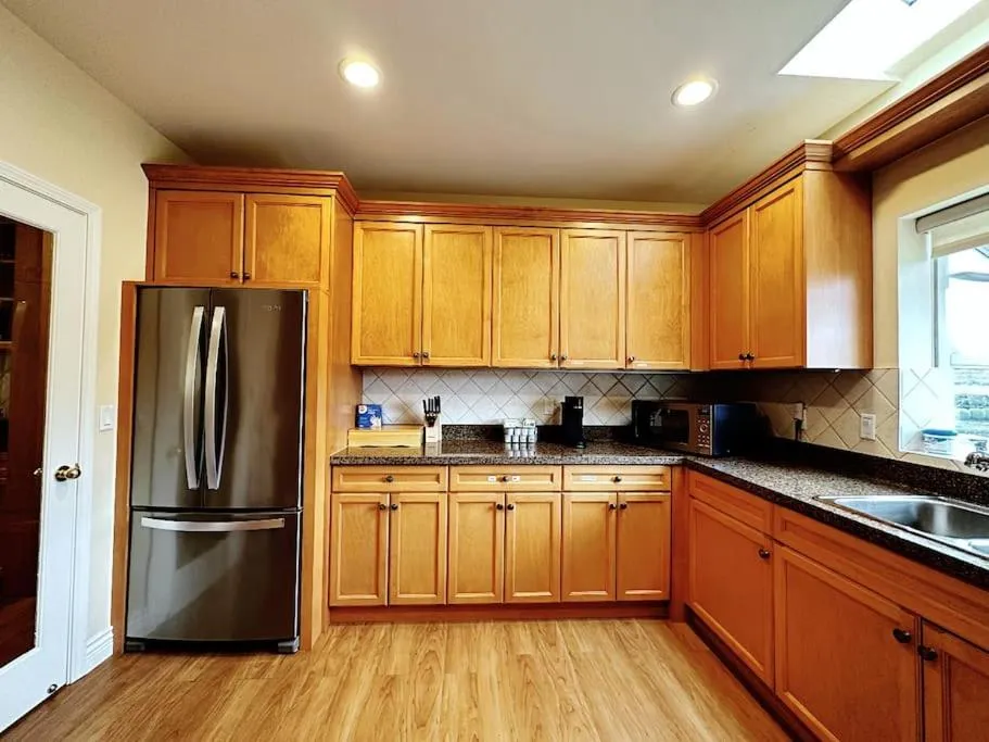 Kitchen or kitchenette in Super Cosy 8Bed & 6Bath in Vancouver heart near to airport and DownTown