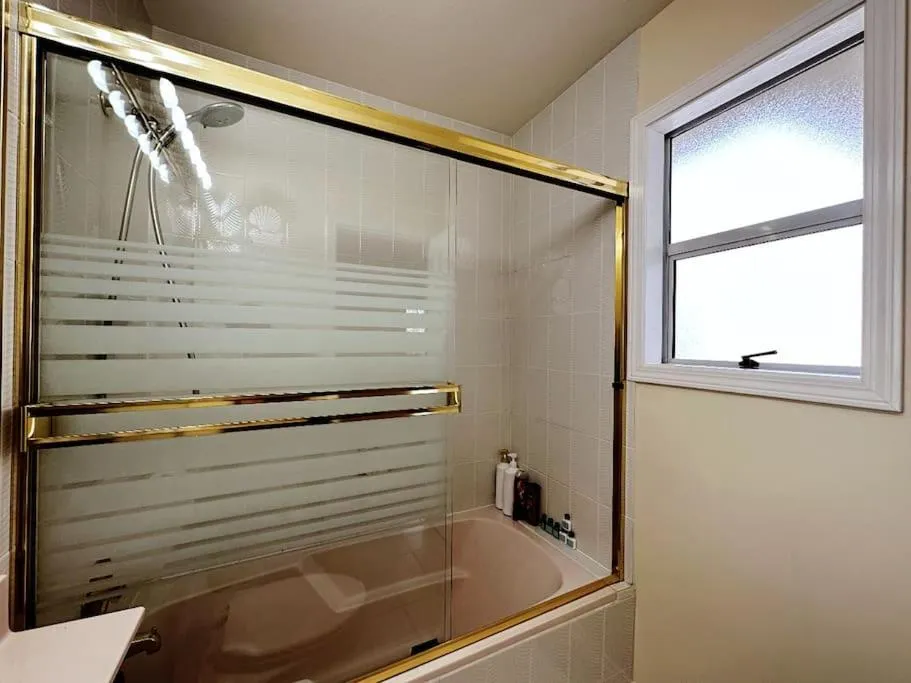Shower in Super Cosy 8Bed & 6Bath in Vancouver heart near to airport and DownTown