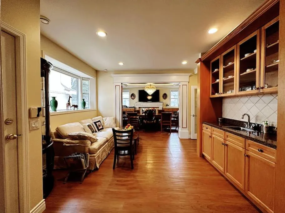 Living room in Super Cosy 8Bed & 6Bath in Vancouver heart near to airport and DownTown