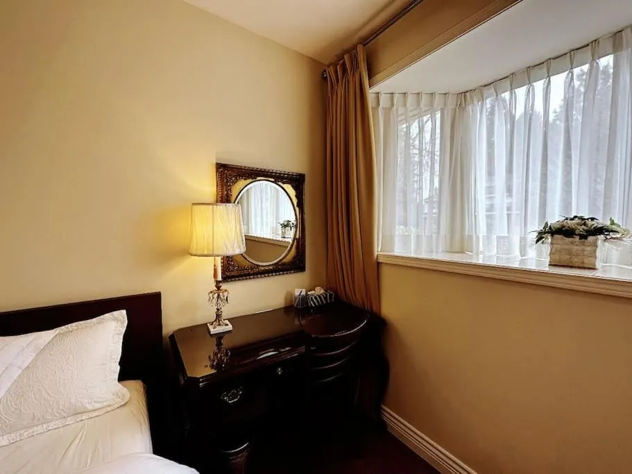 Bed in Super Cosy 8Bed & 6Bath in Vancouver heart near to airport and DownTown