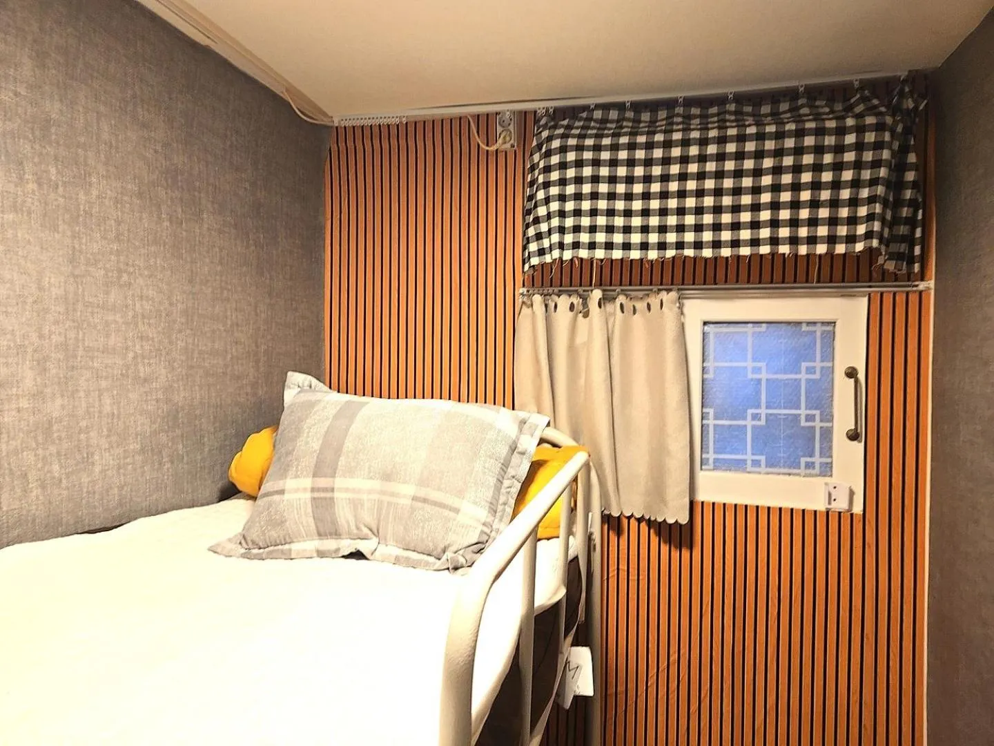 Bed in Seoul Guesthouse Foreigners Only