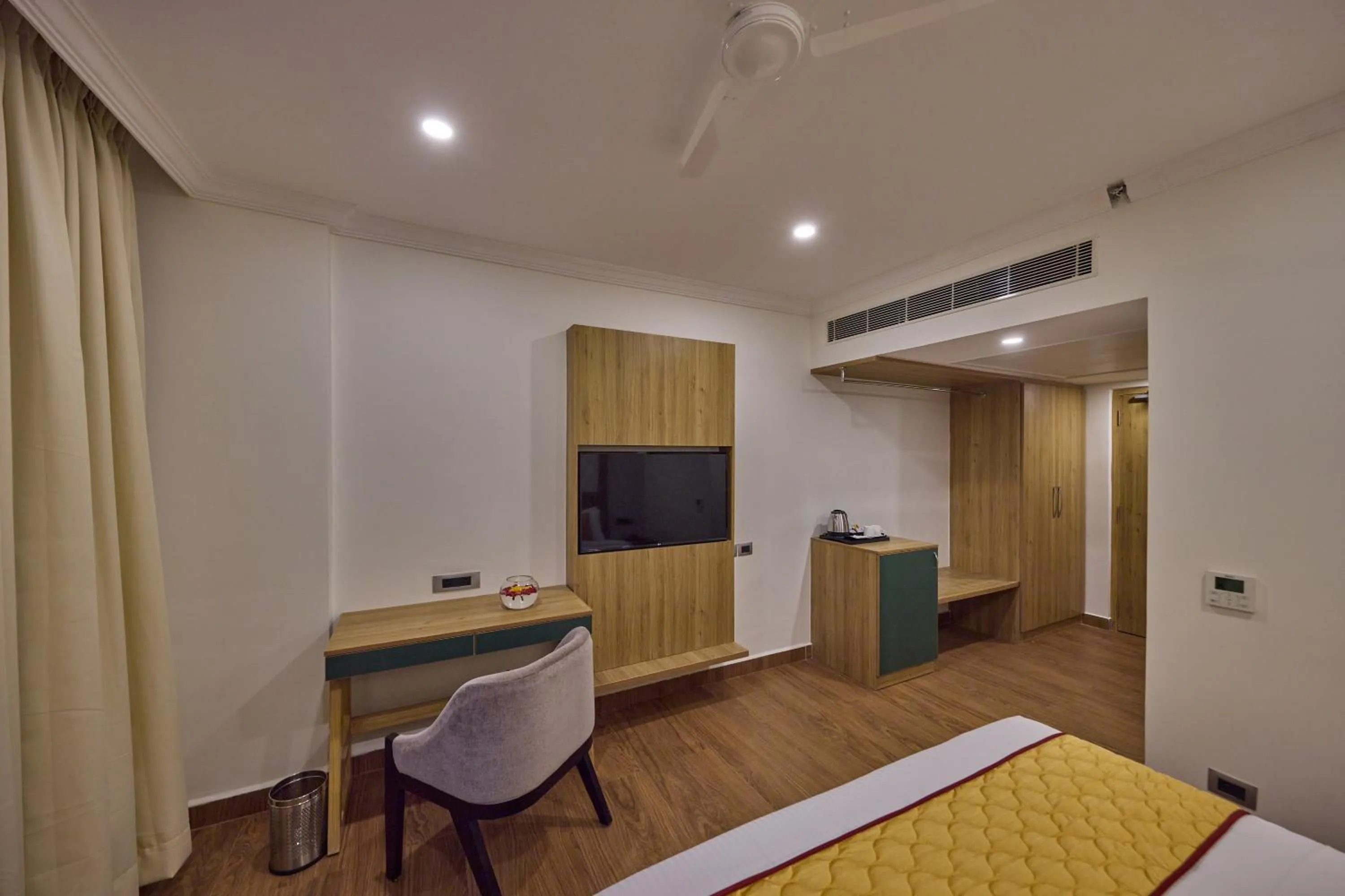 Bedroom, Bed in Golden Tulip Tirupati