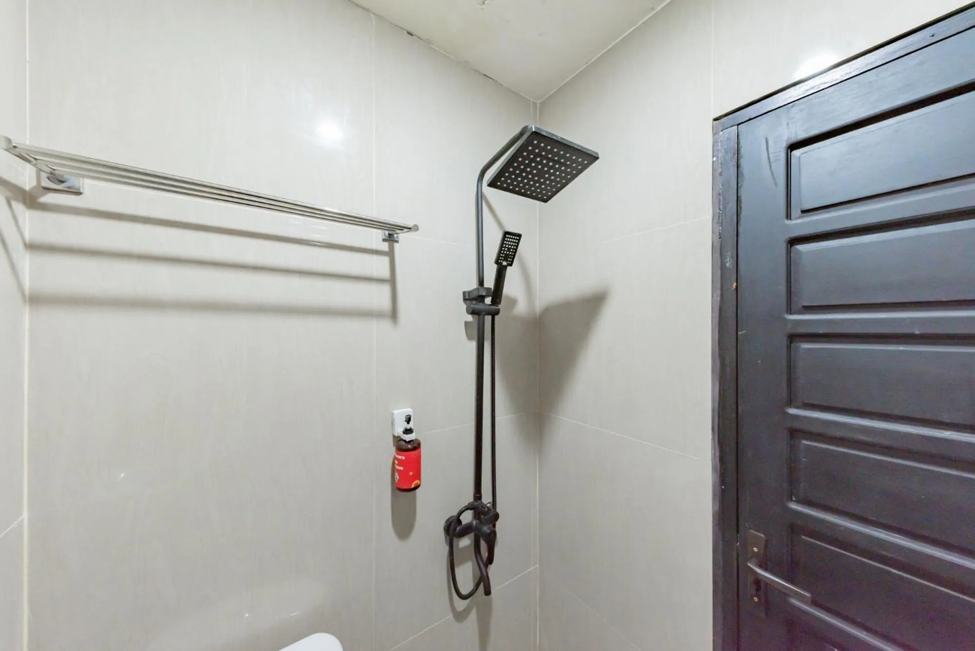 Shower in Urbanview Hotel Diamond Malai Permata near Universitas Palangkaraya