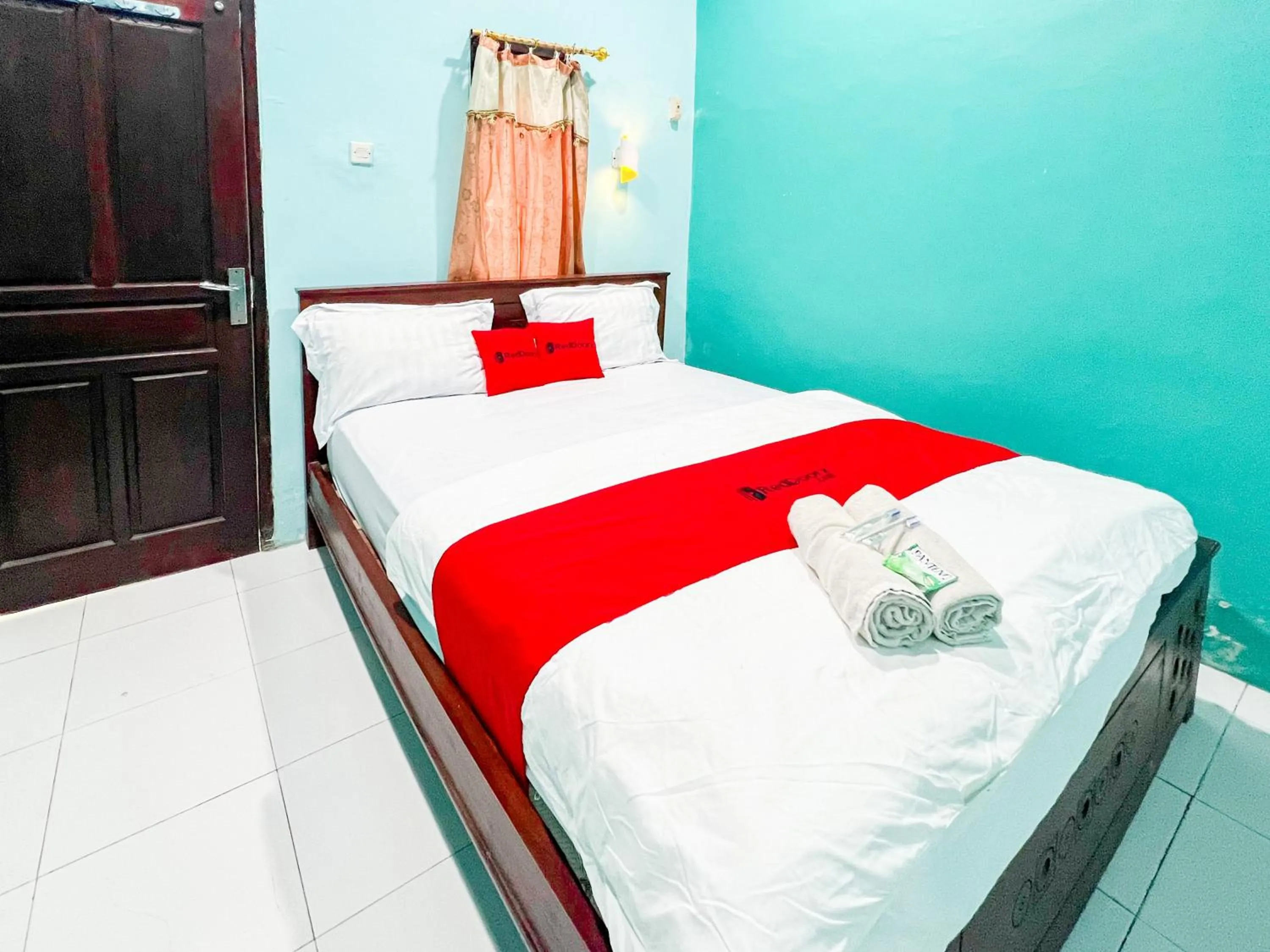 Bedroom, Bed in RedDoorz near Sunrise Mall Mojokerto