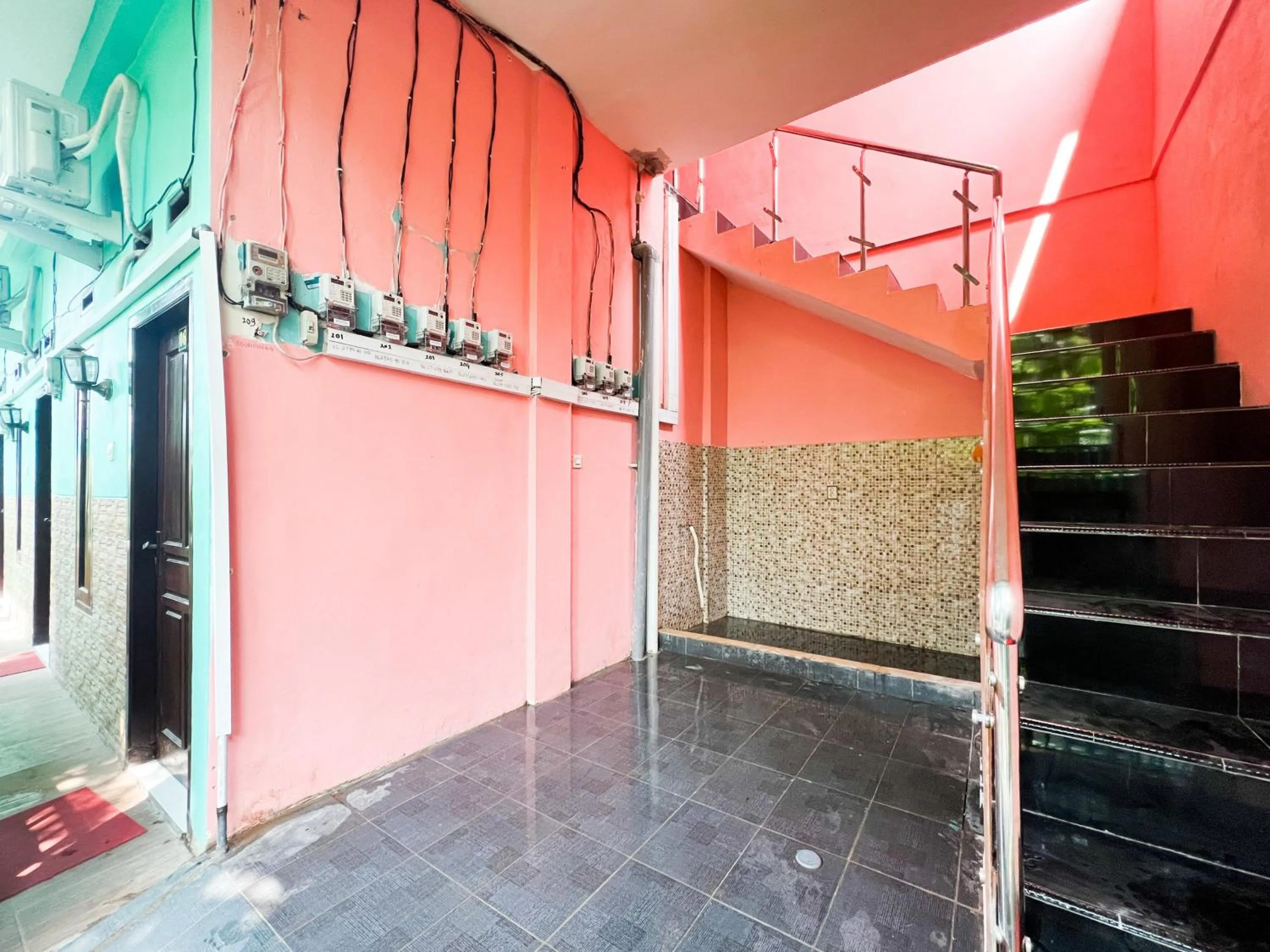 Property building in RedDoorz near Sunrise Mall Mojokerto