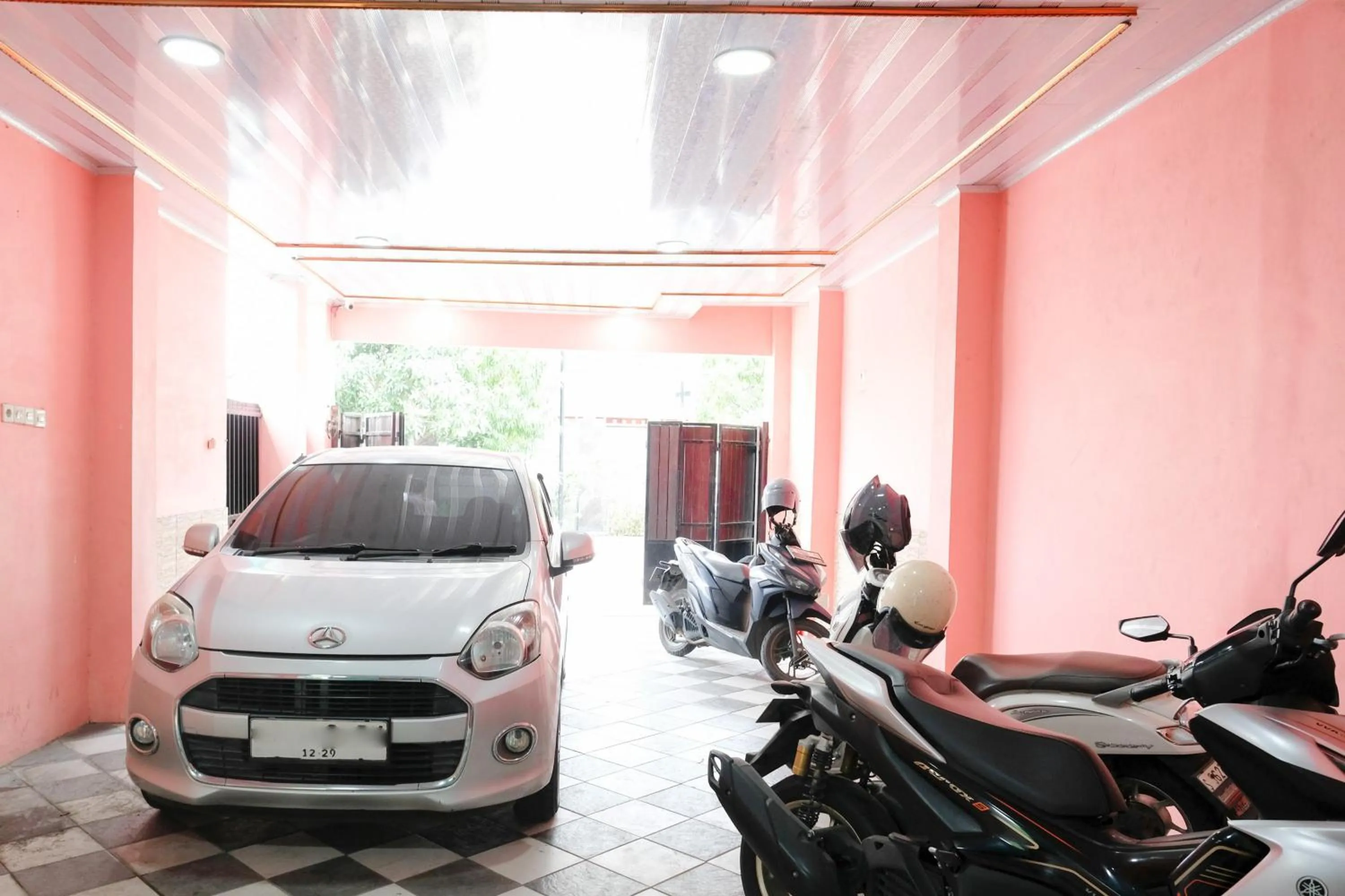 Parking in RedDoorz near Sunrise Mall Mojokerto