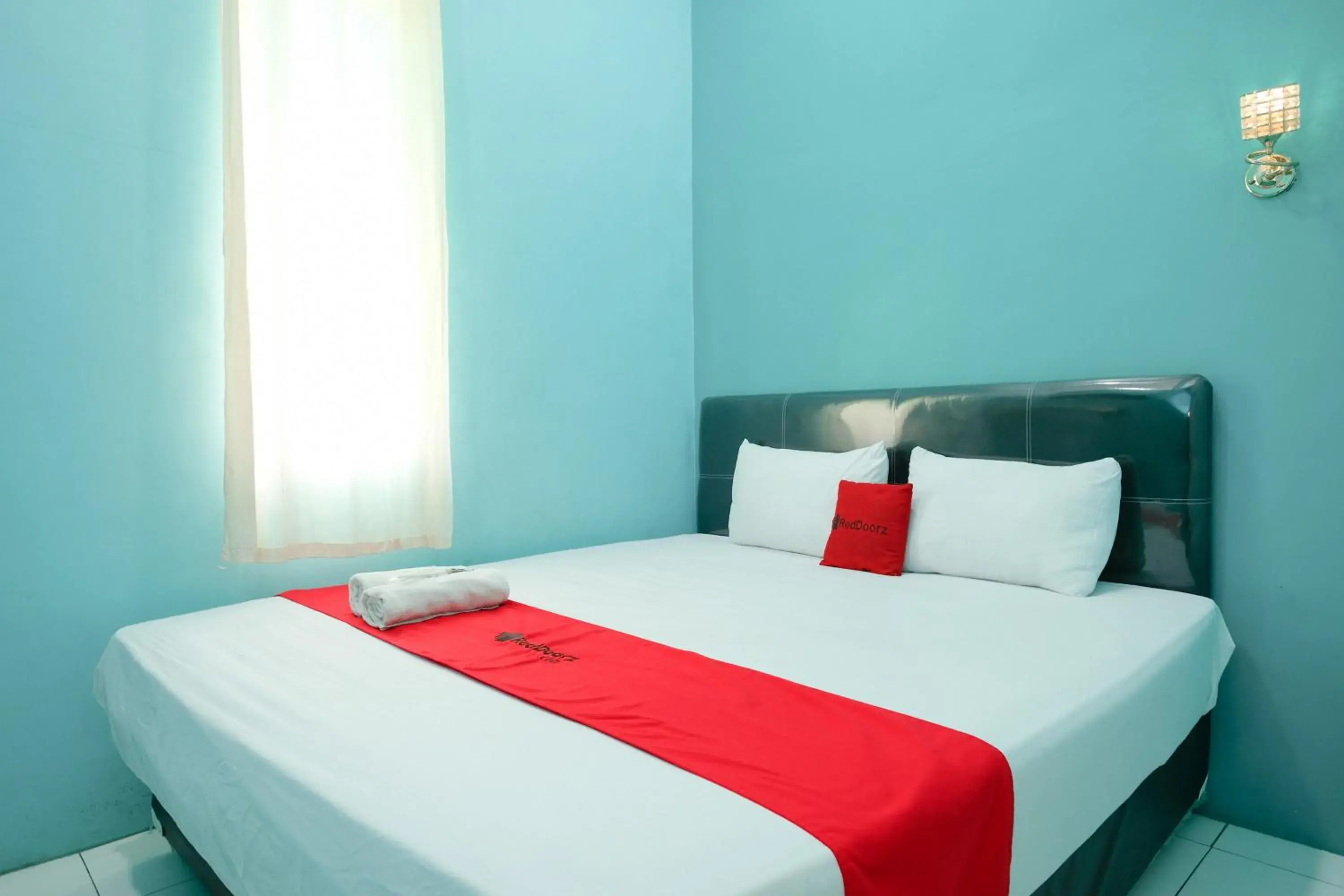 Deluxe Room in RedDoorz near Sunrise Mall Mojokerto Deluxe Room in RedDoorz near Sunrise Mall Mojokerto