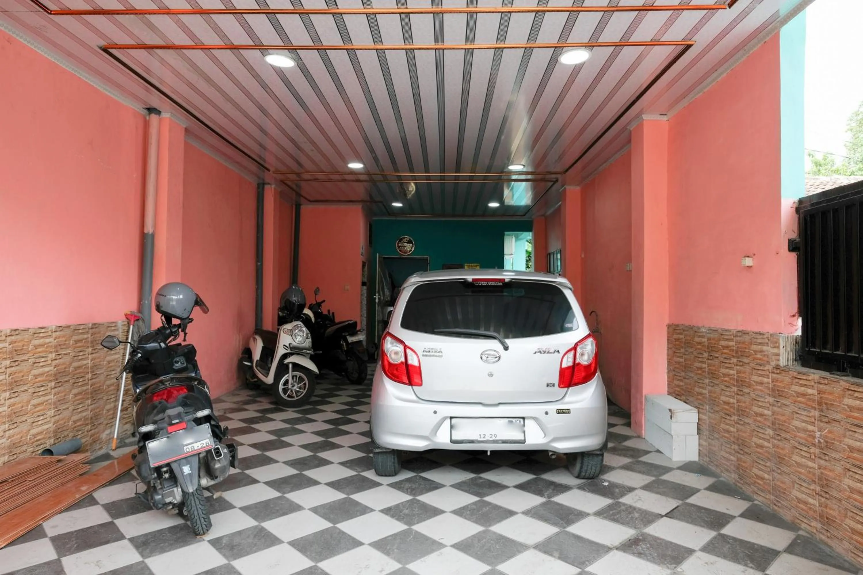 Parking in RedDoorz near Sunrise Mall Mojokerto