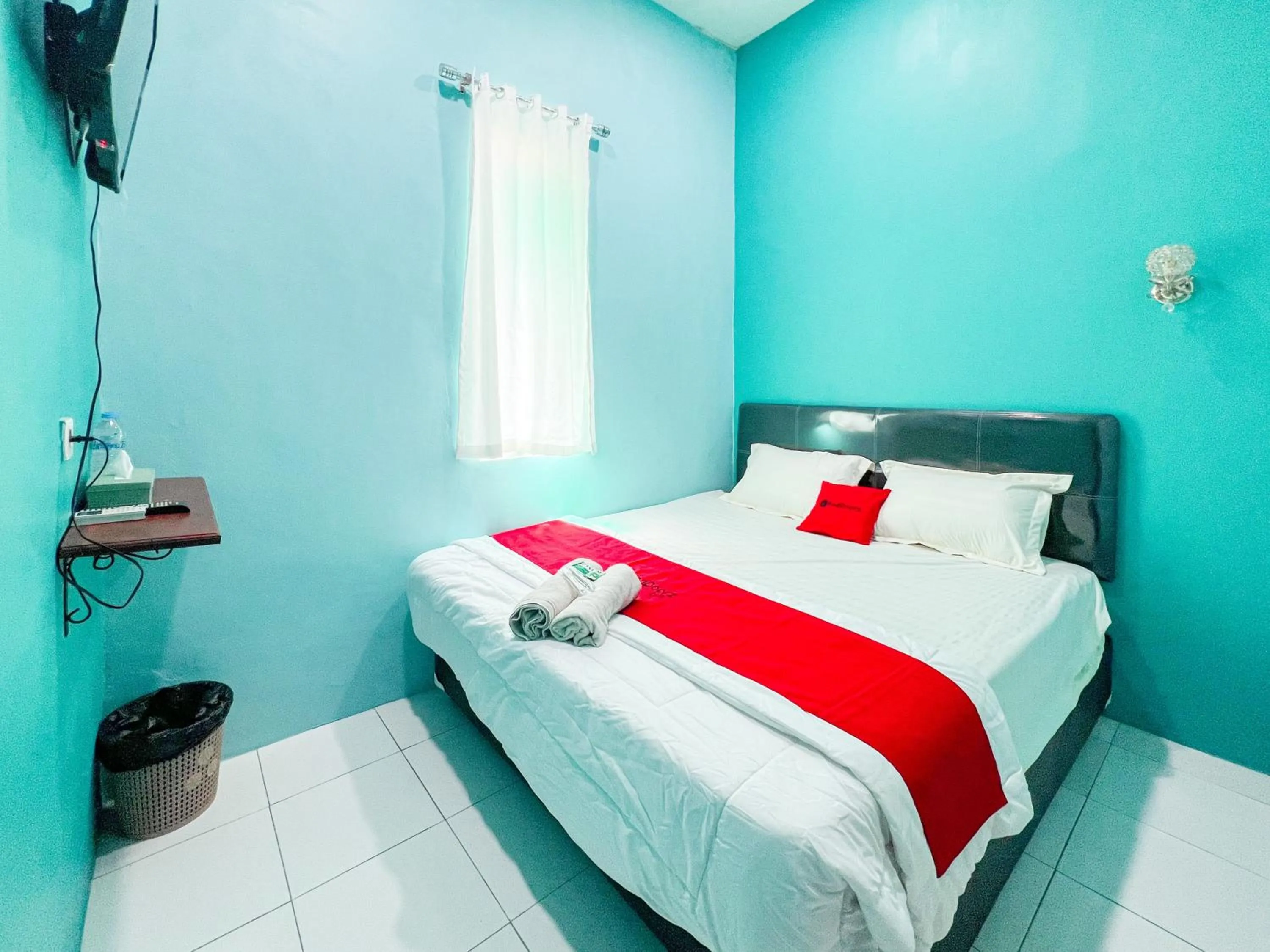 Bedroom, Bed in RedDoorz near Sunrise Mall Mojokerto