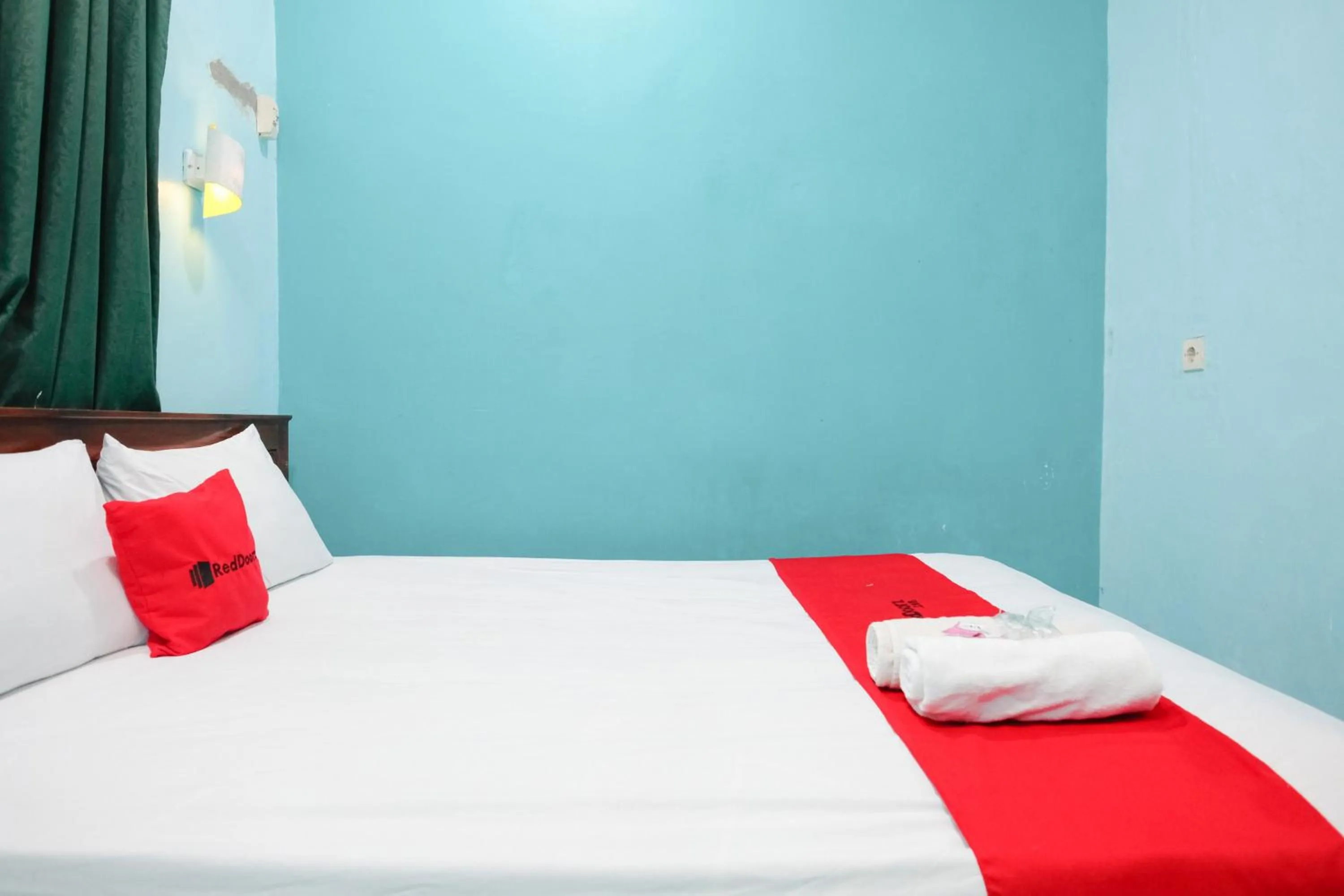 Bedroom, Bed in RedDoorz near Sunrise Mall Mojokerto