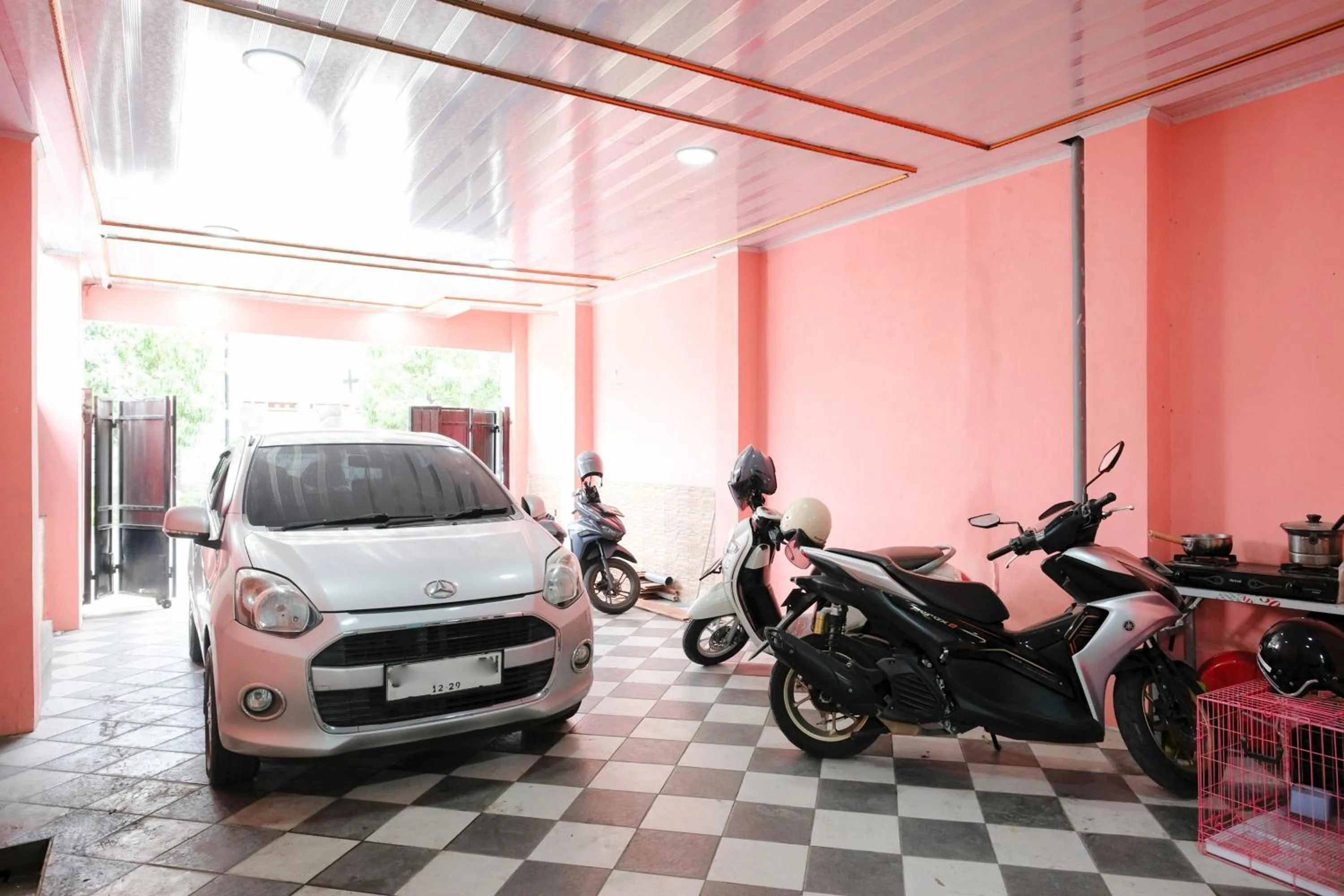 Parking in RedDoorz near Sunrise Mall Mojokerto