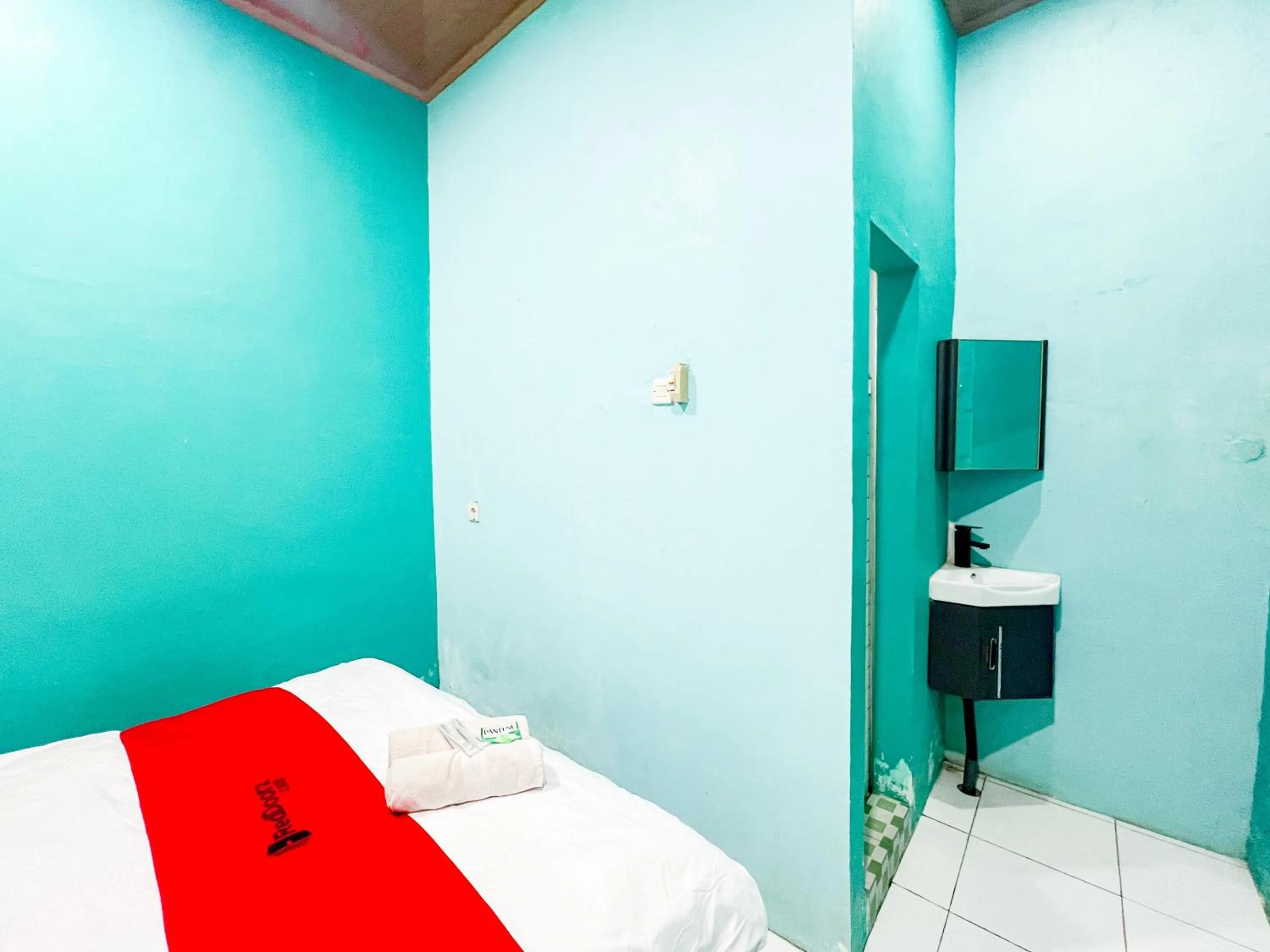 Bedroom, Bed in RedDoorz near Sunrise Mall Mojokerto