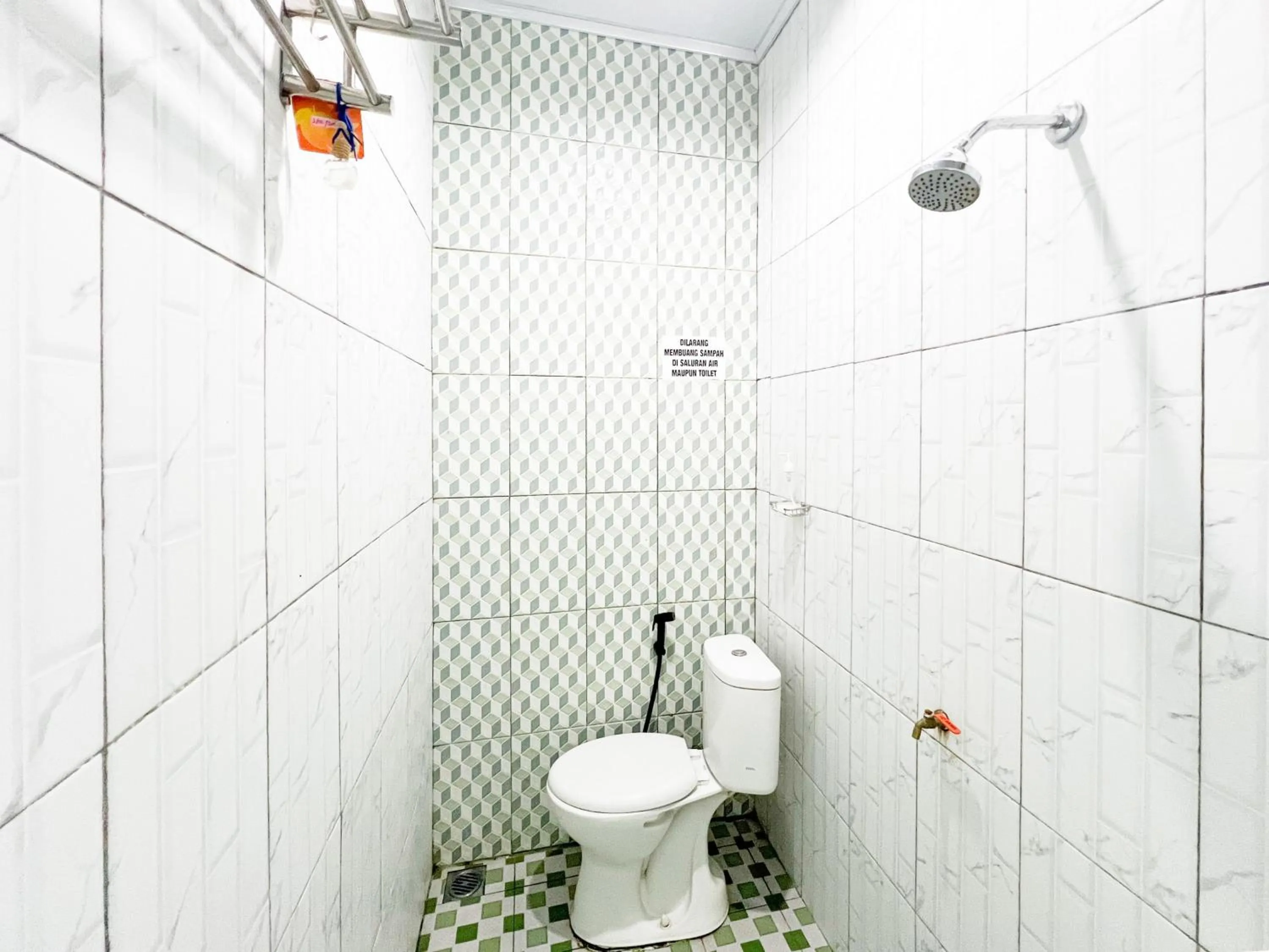 Bathroom in RedDoorz near Sunrise Mall Mojokerto