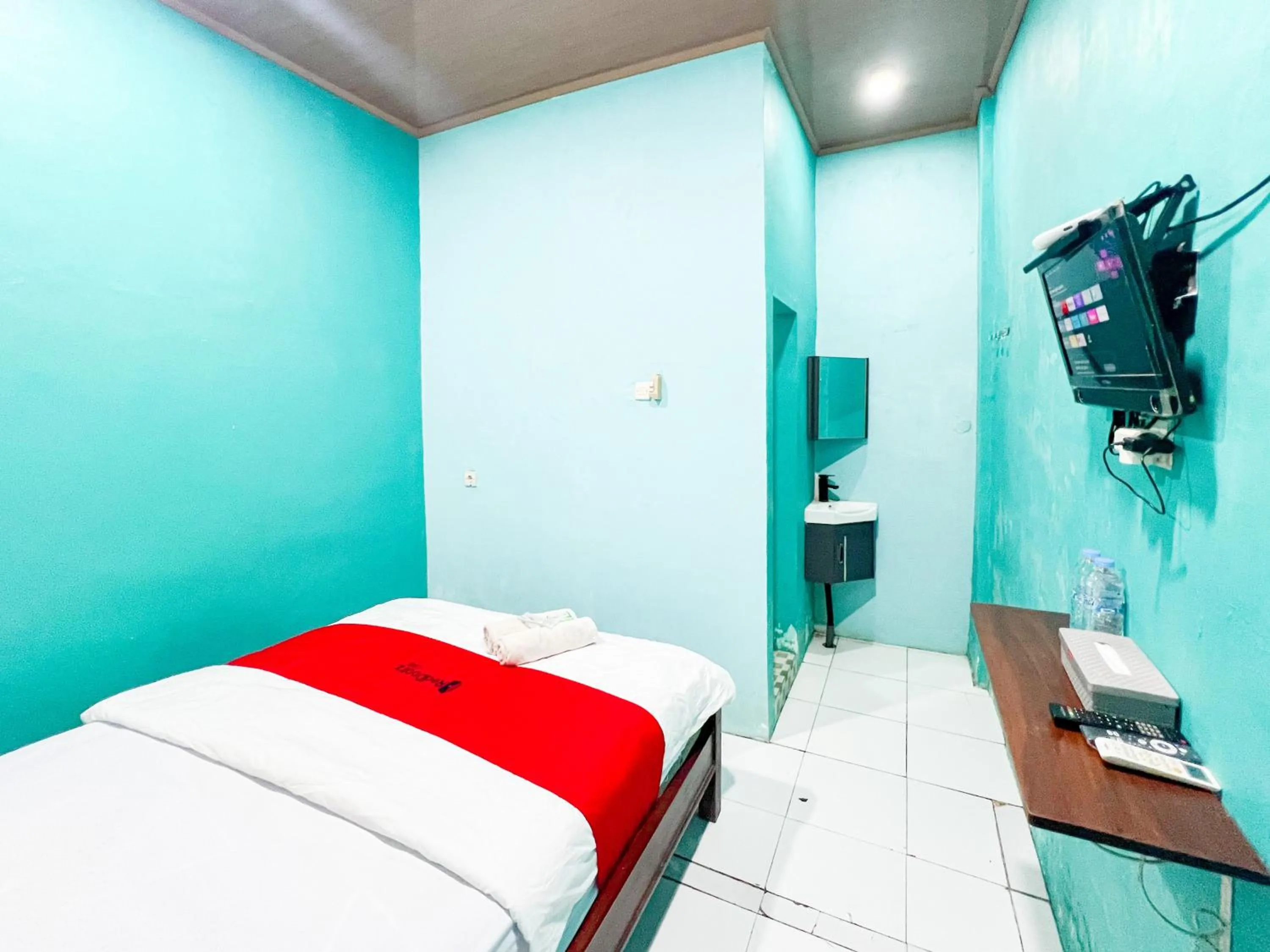 Bedroom, Bed in RedDoorz near Sunrise Mall Mojokerto