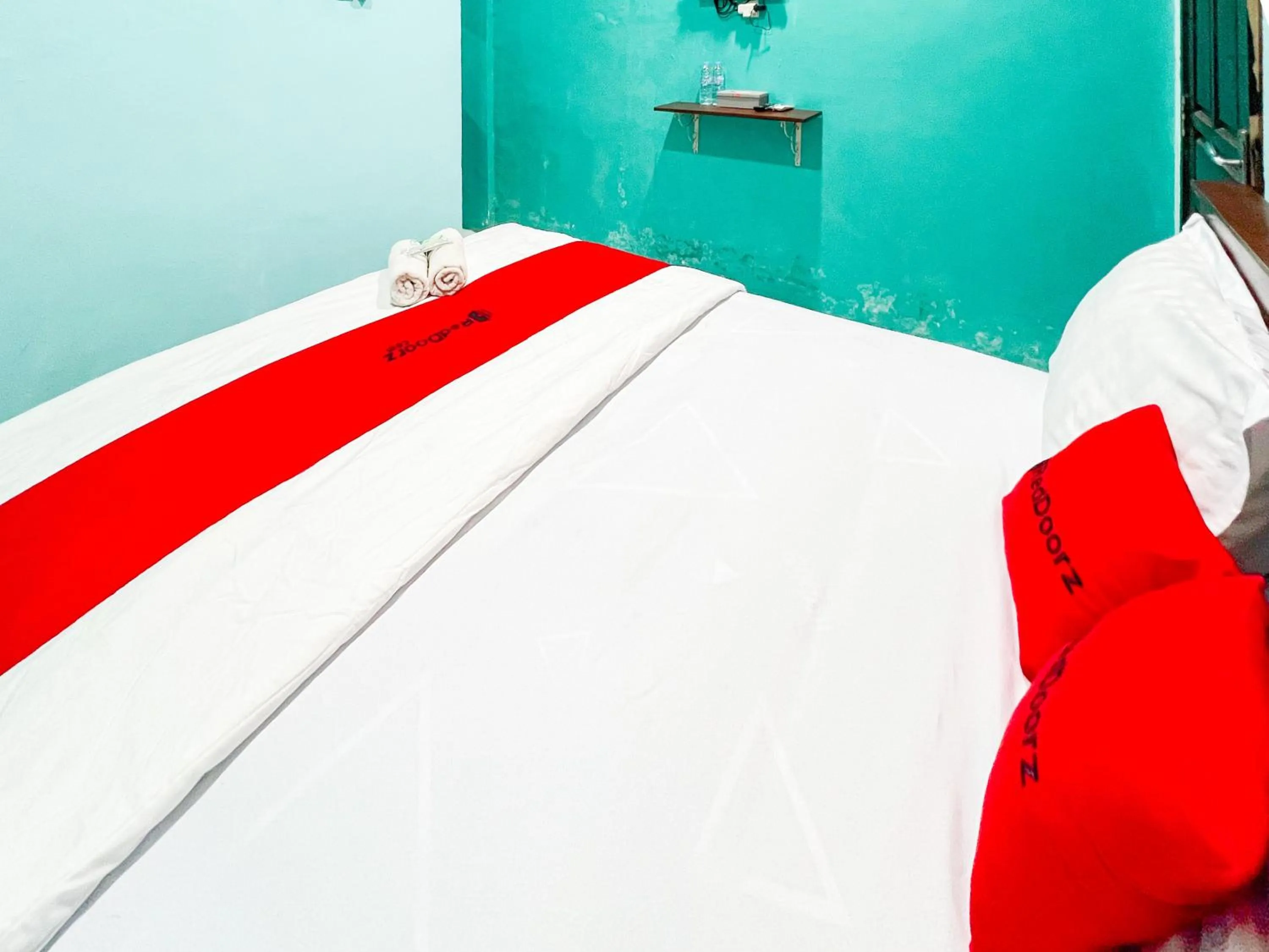 Bedroom, Bed in RedDoorz near Sunrise Mall Mojokerto