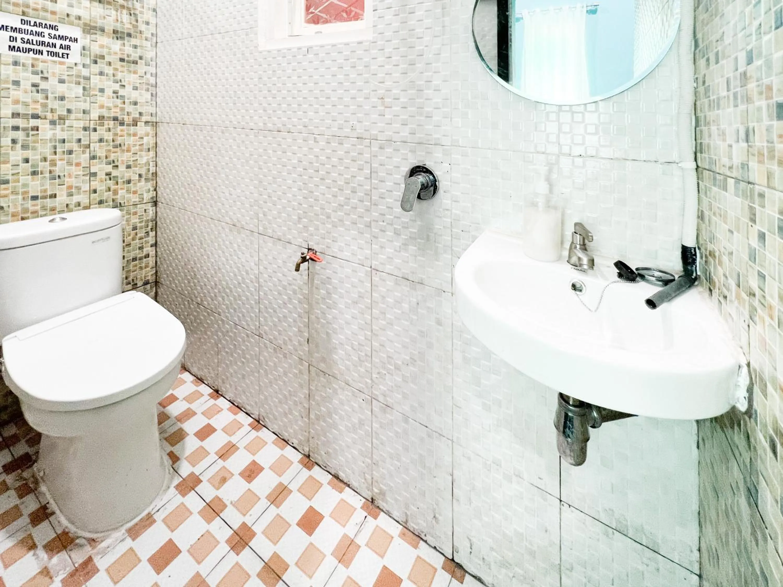 Bathroom in RedDoorz near Sunrise Mall Mojokerto