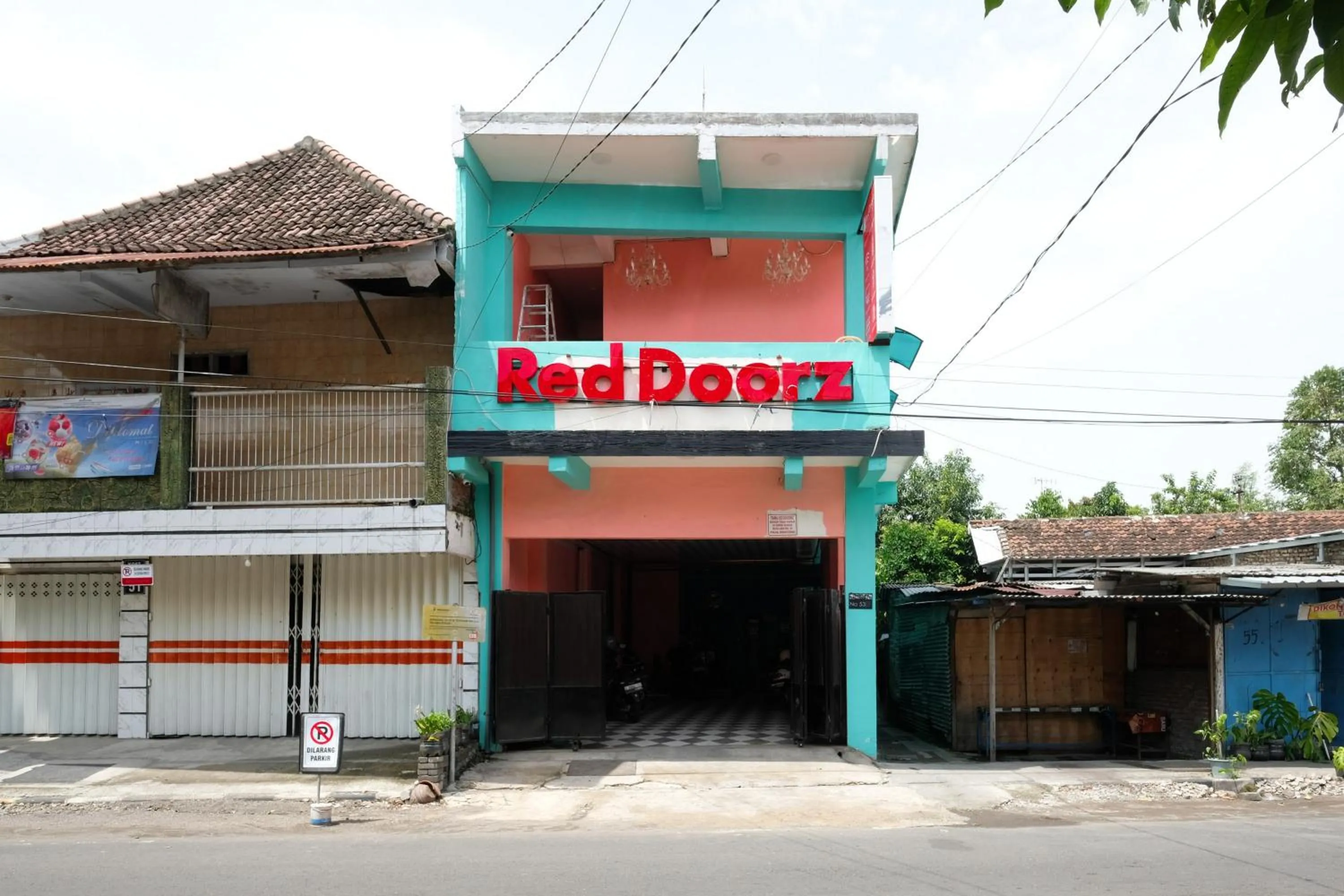 Facade/entrance in RedDoorz near Sunrise Mall Mojokerto