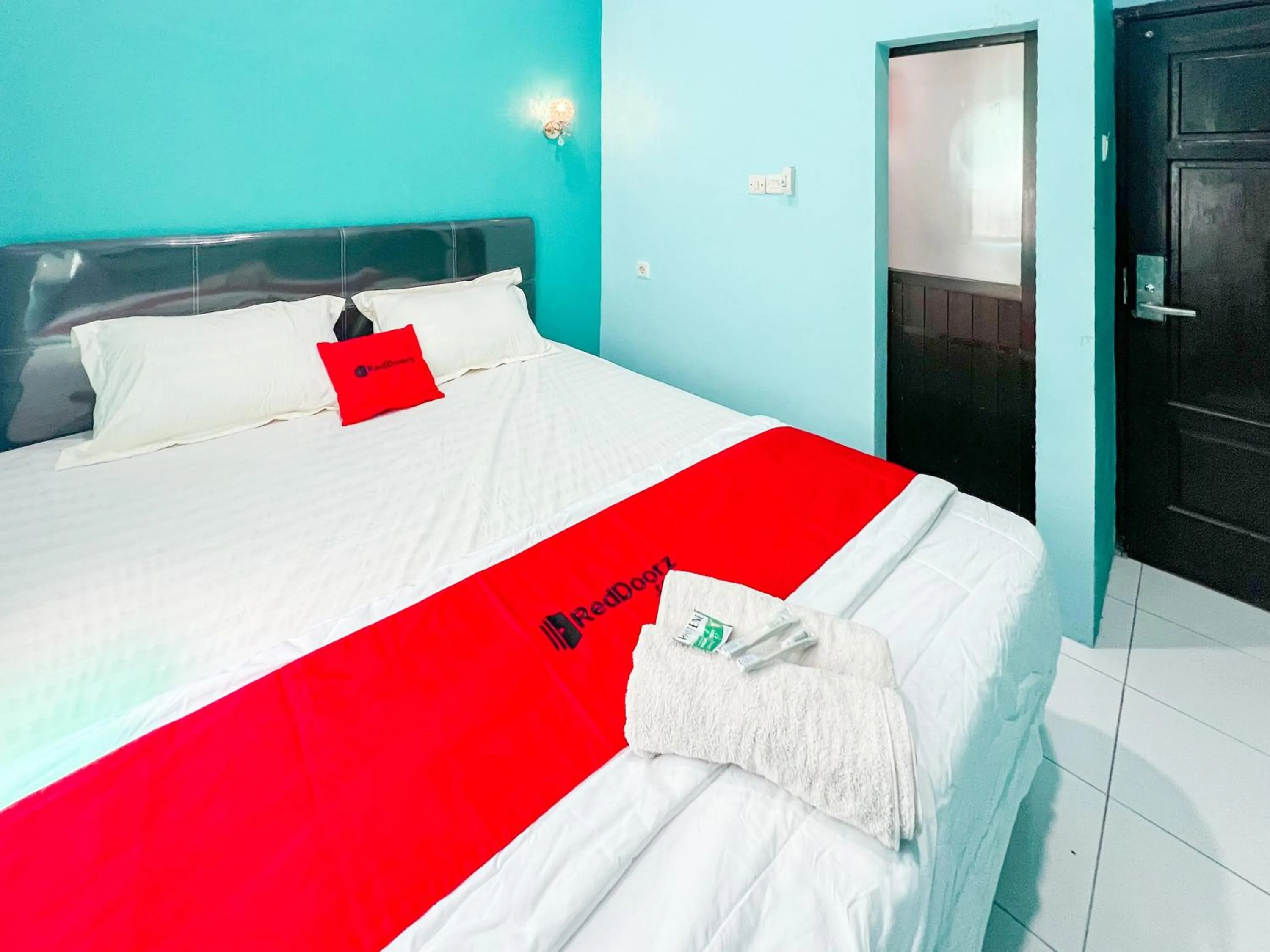 Bedroom, Bed in RedDoorz near Sunrise Mall Mojokerto