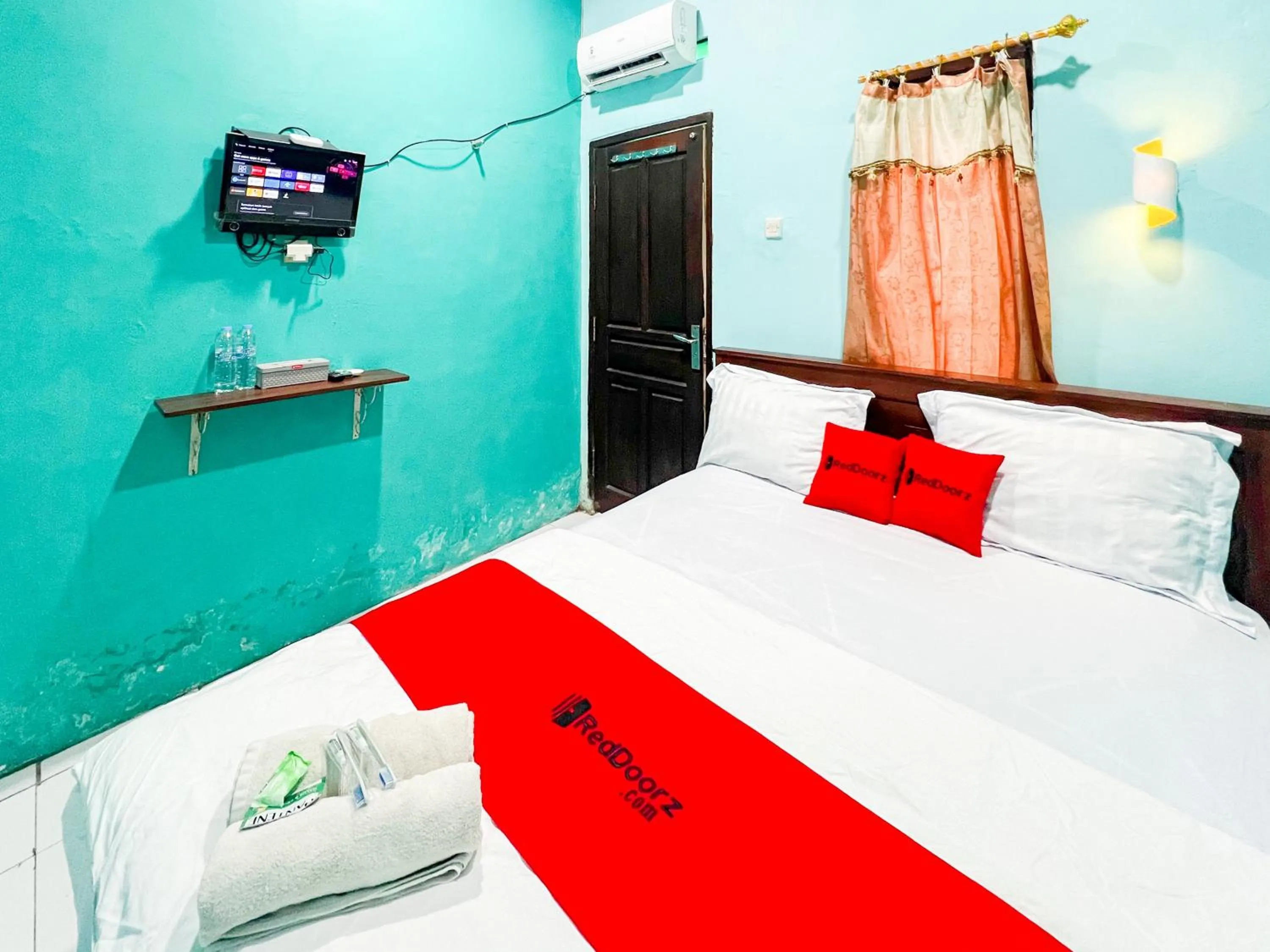 Bedroom, Bed in RedDoorz near Sunrise Mall Mojokerto