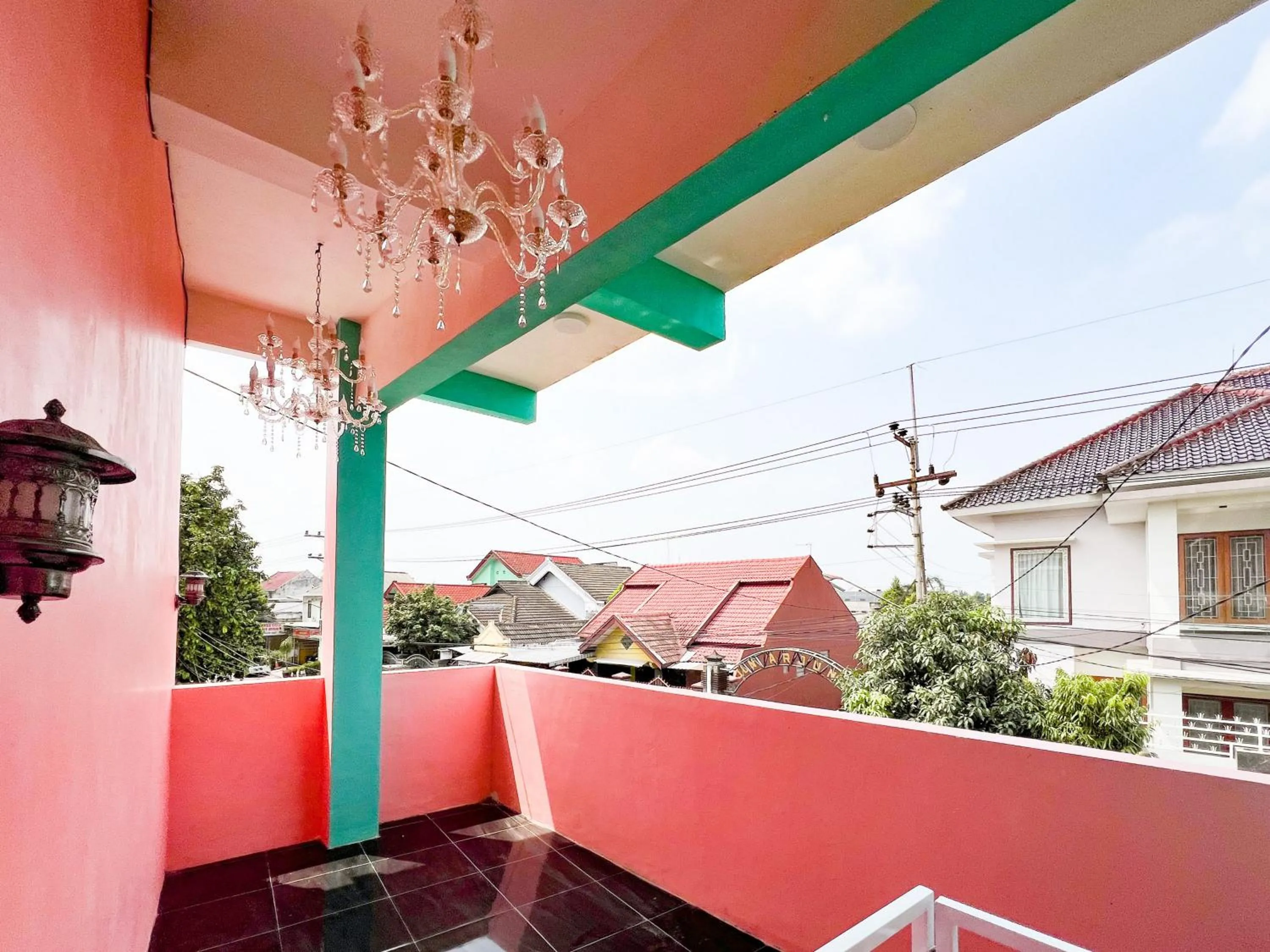 Property building in RedDoorz near Sunrise Mall Mojokerto