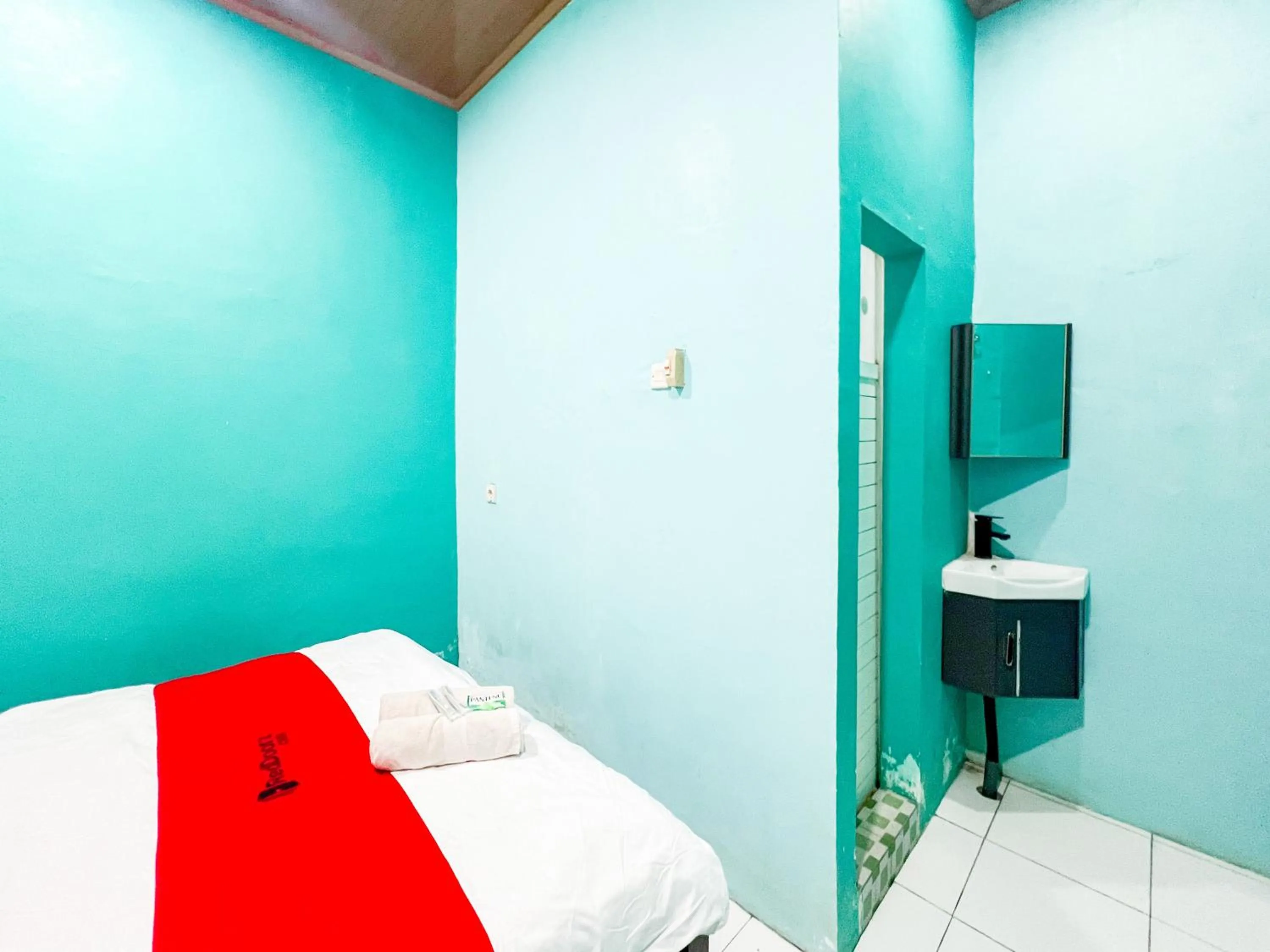 Bedroom, Bed in RedDoorz near Sunrise Mall Mojokerto