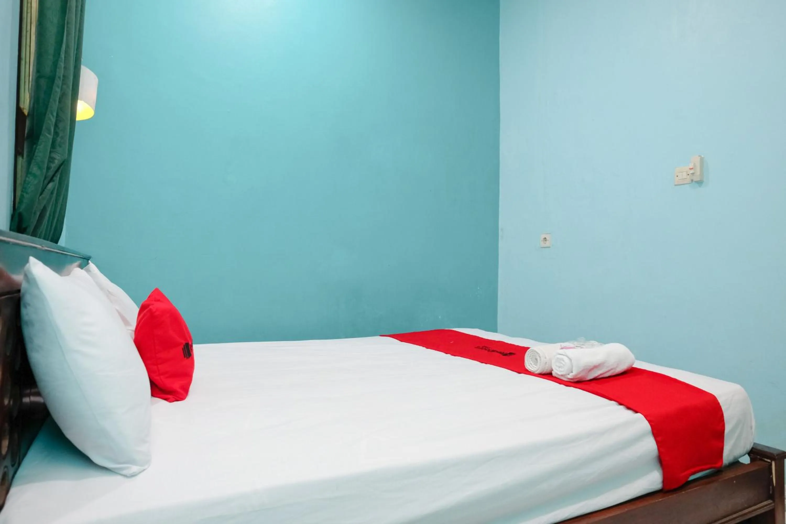 Bedroom, Bed in RedDoorz near Sunrise Mall Mojokerto