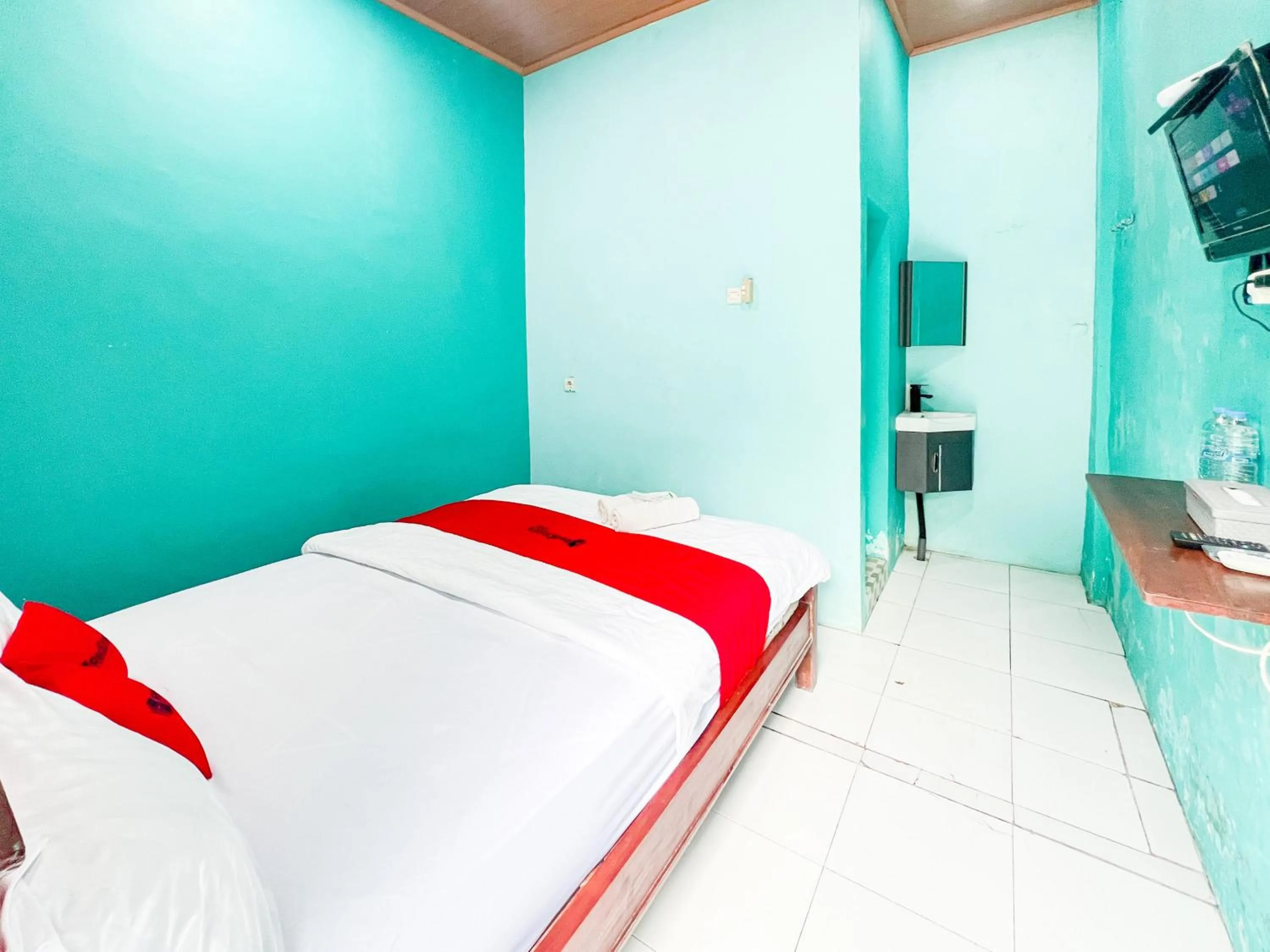 Bedroom, Bed in RedDoorz near Sunrise Mall Mojokerto