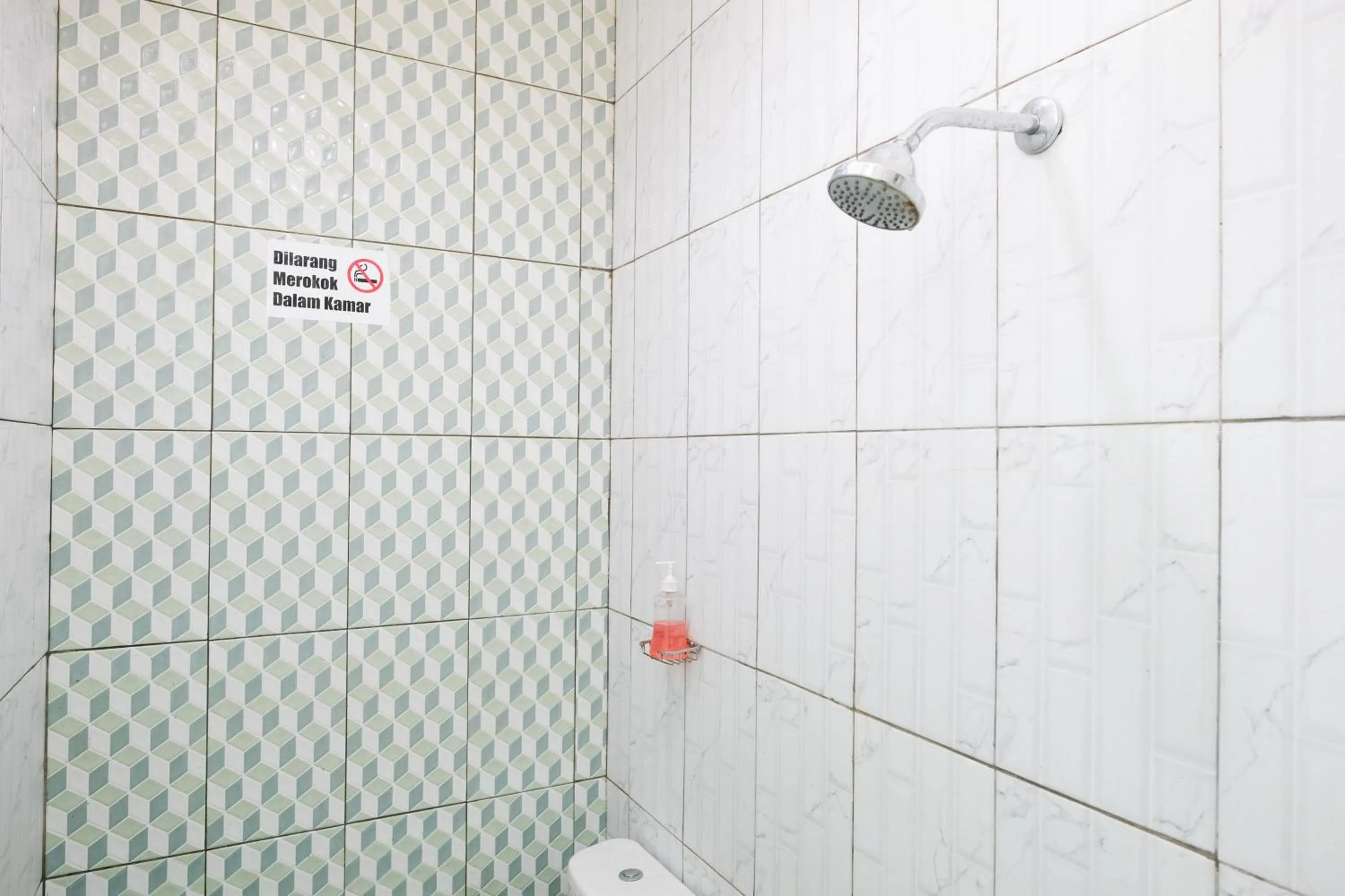 Bathroom in RedDoorz near Sunrise Mall Mojokerto