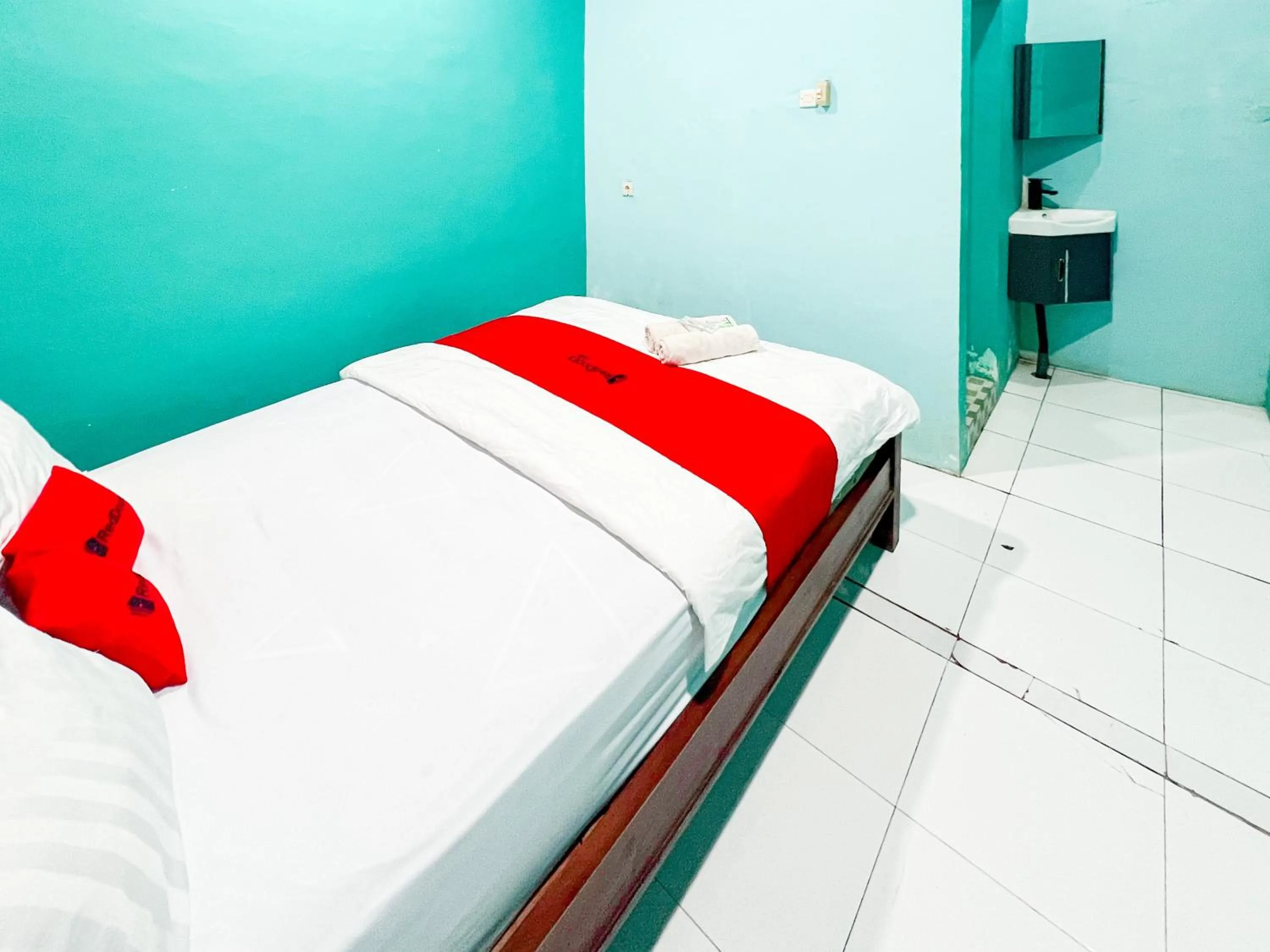 Bedroom, Bed in RedDoorz near Sunrise Mall Mojokerto