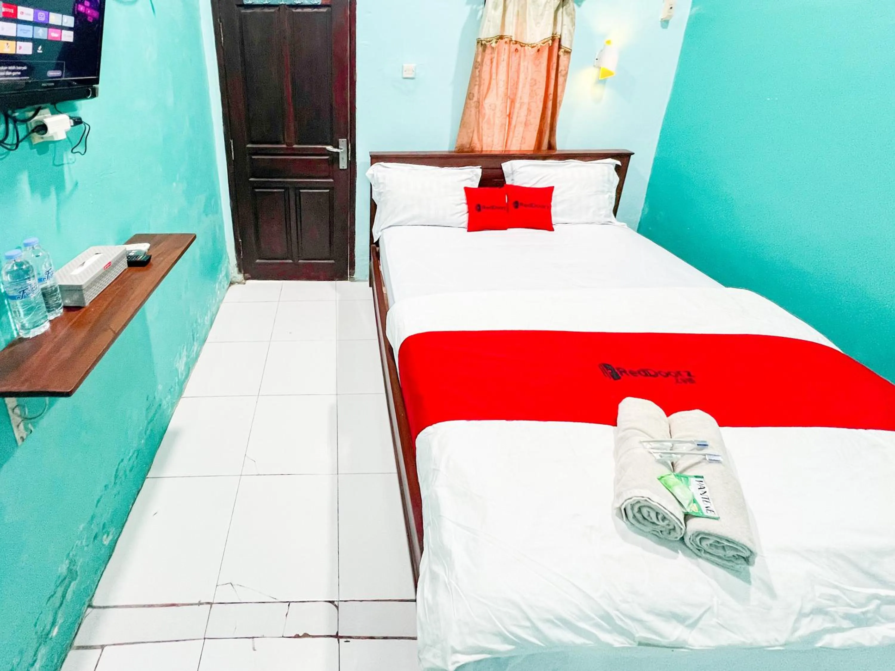 Bedroom, Bed in RedDoorz near Sunrise Mall Mojokerto