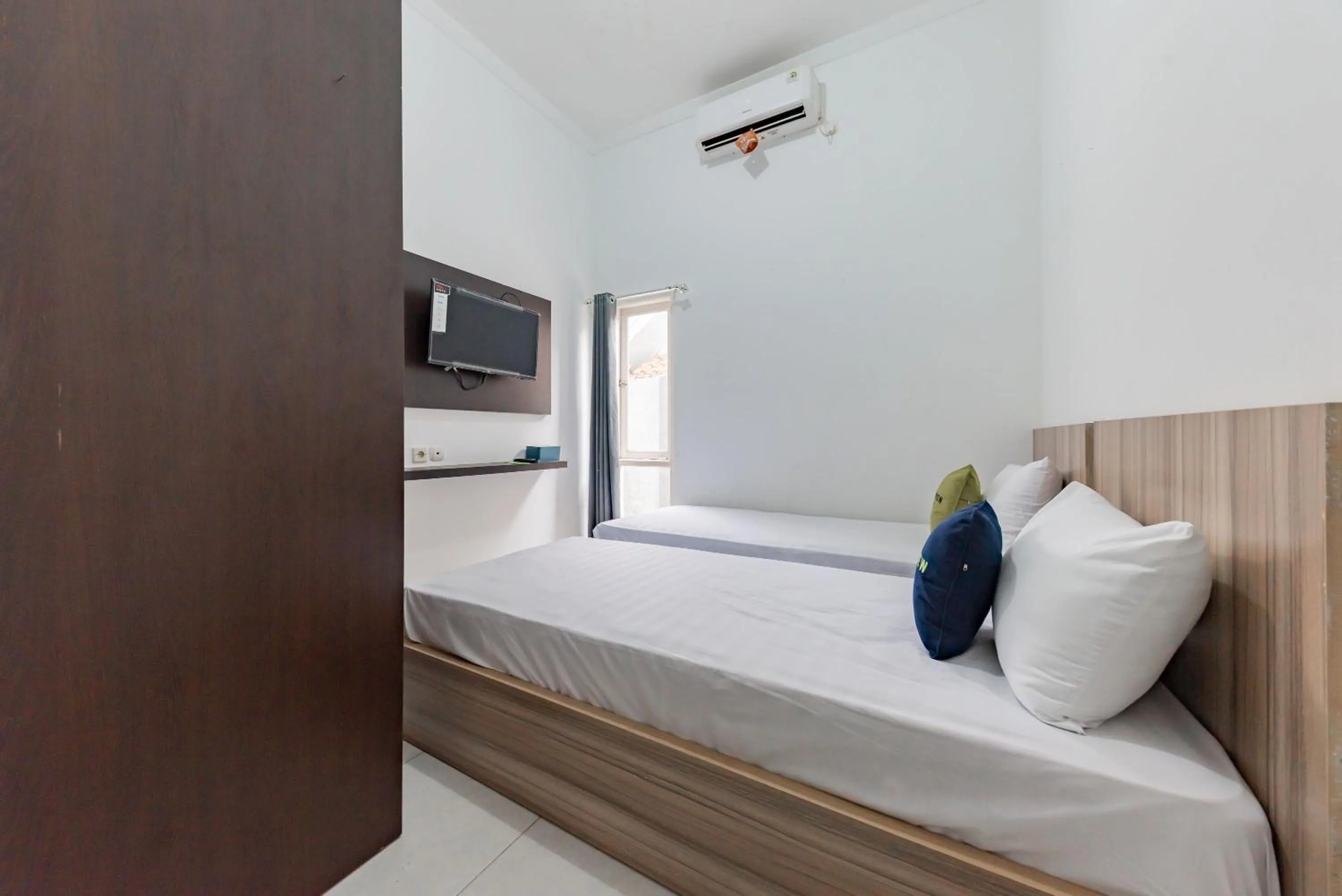 Bedroom, Bed in Urbanview Hotel Sabar Residence CSB Mall