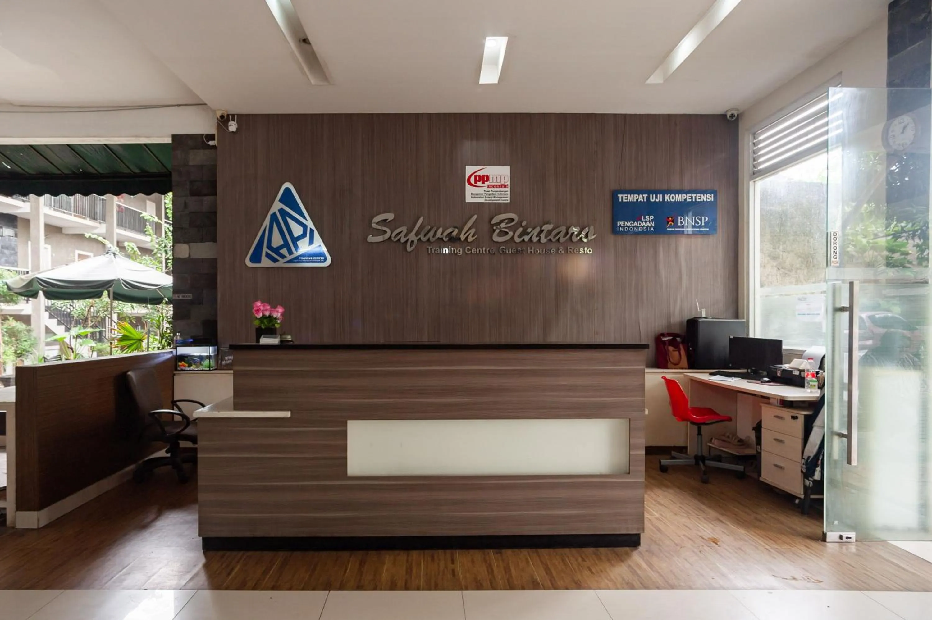 Lobby or reception in Safwah Bintaro Syariah Mitra RedDoorz