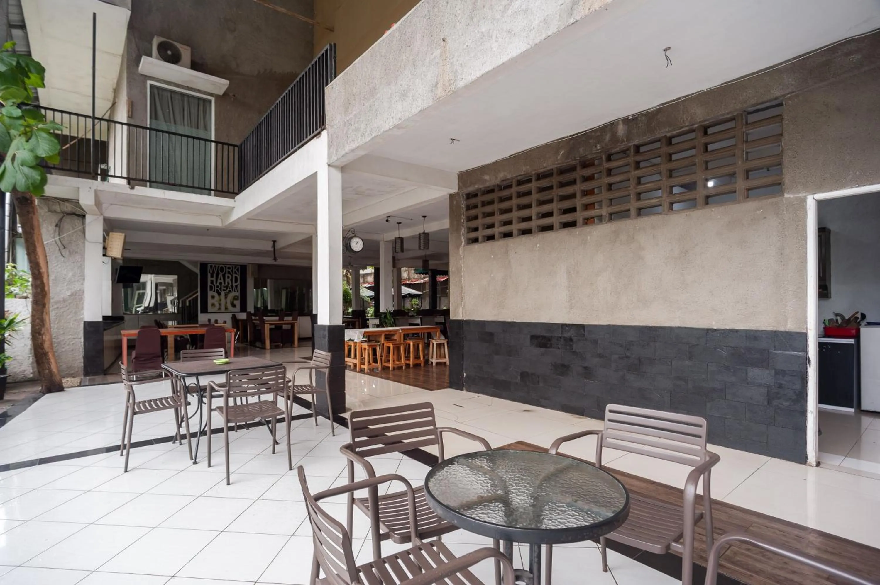 Seating area in Safwah Bintaro Syariah Mitra RedDoorz