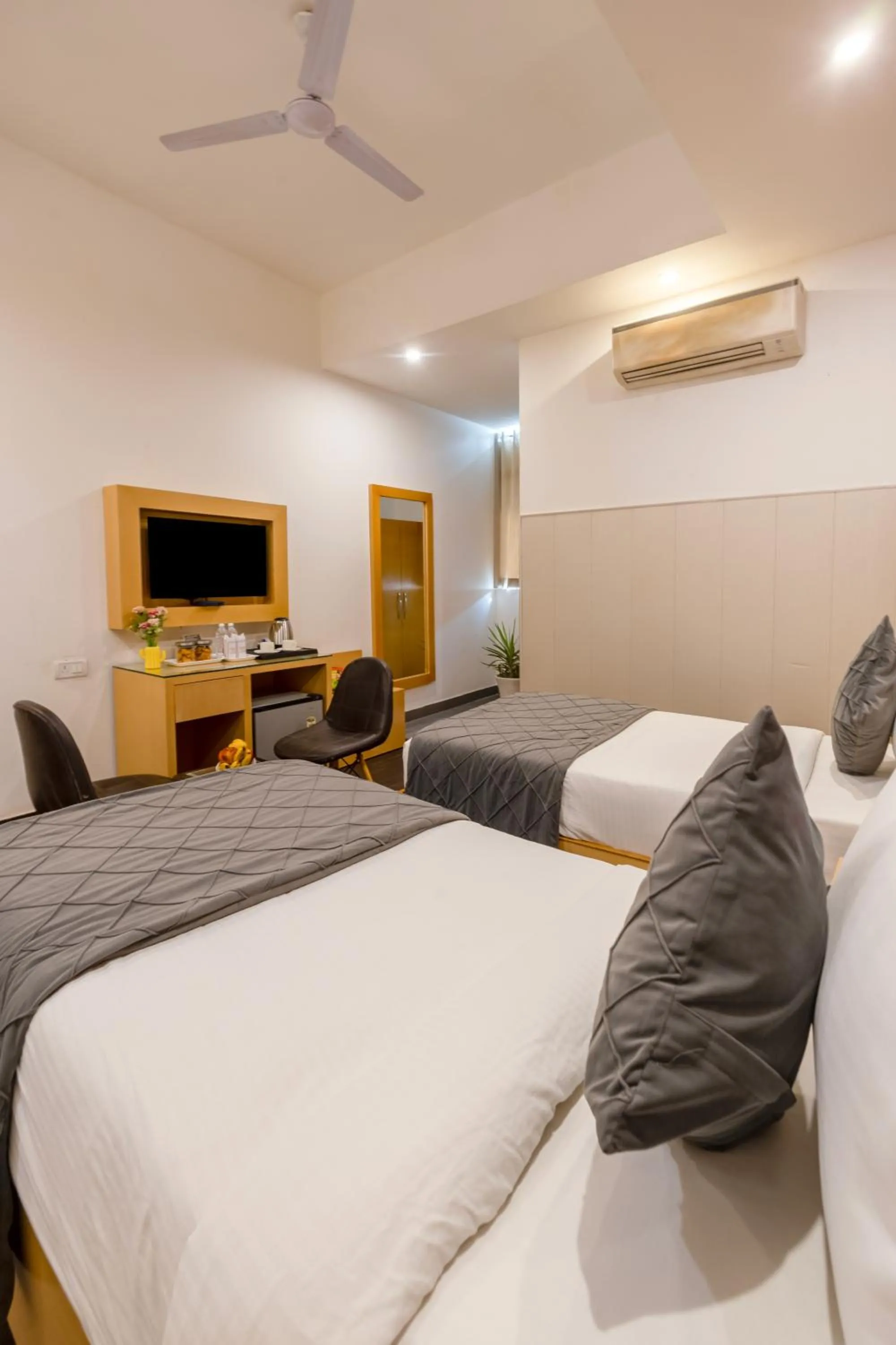 Bed in Hotel Tashree Near T3 - Free Airport Drop