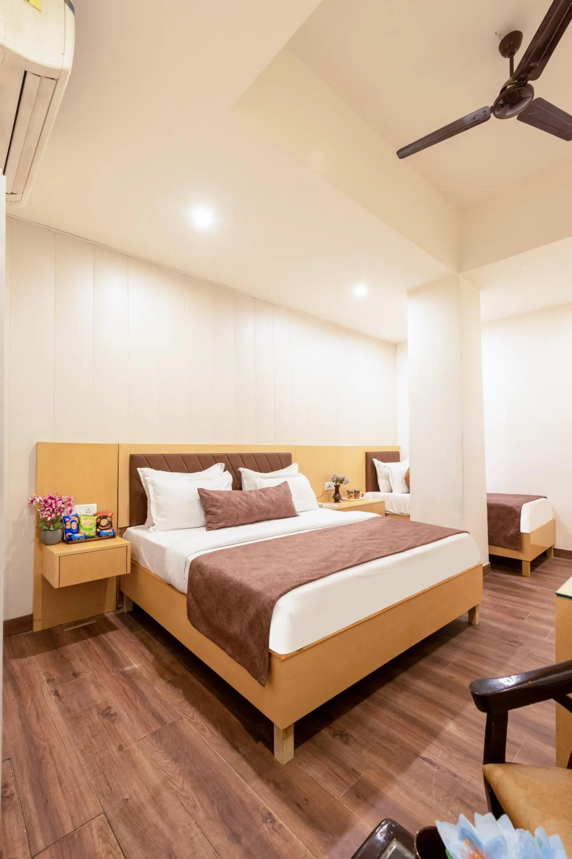 Bed in Hotel Tashree Near T3 - Free Airport Drop