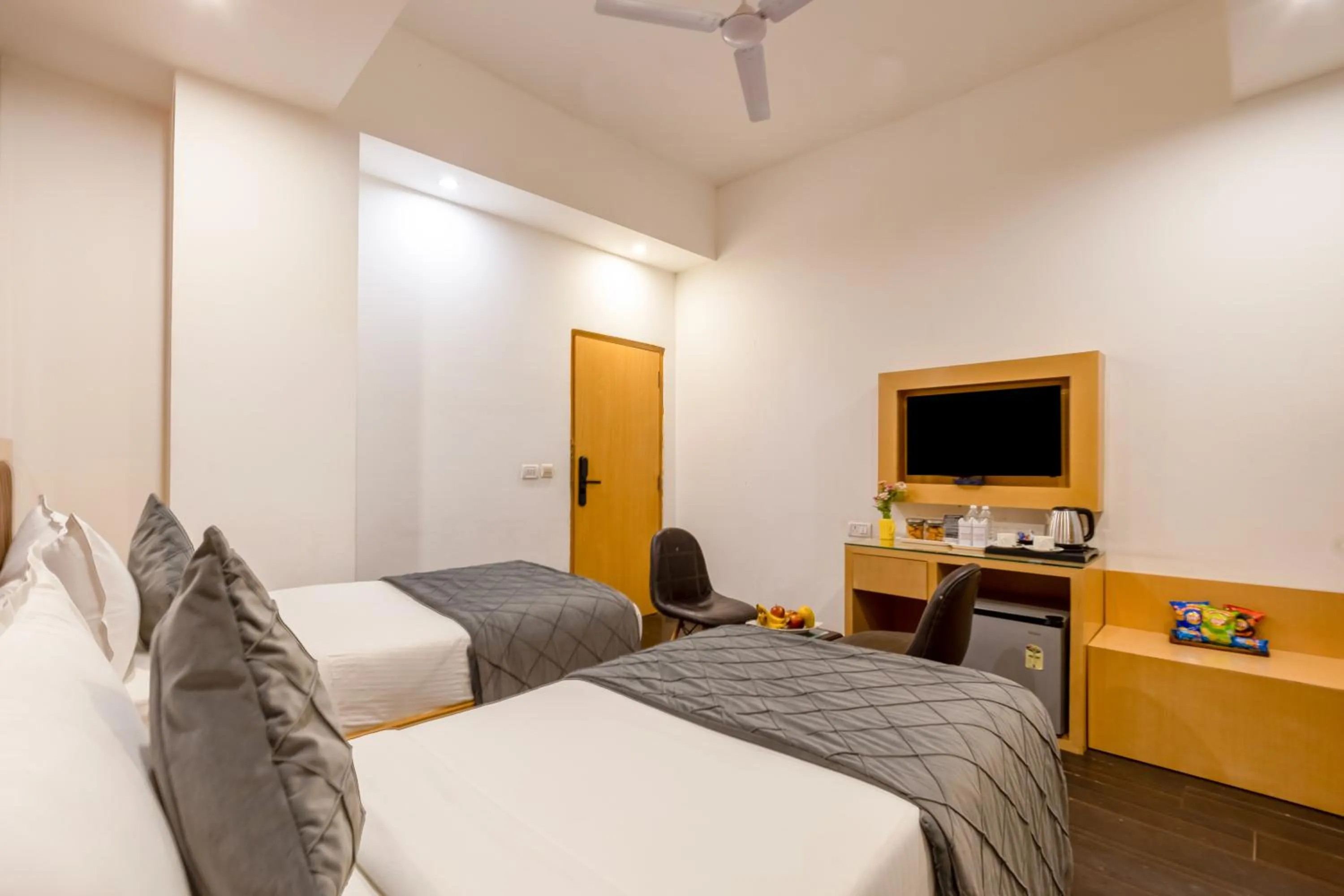 Bed in Hotel Tashree Near T3 - Free Airport Drop