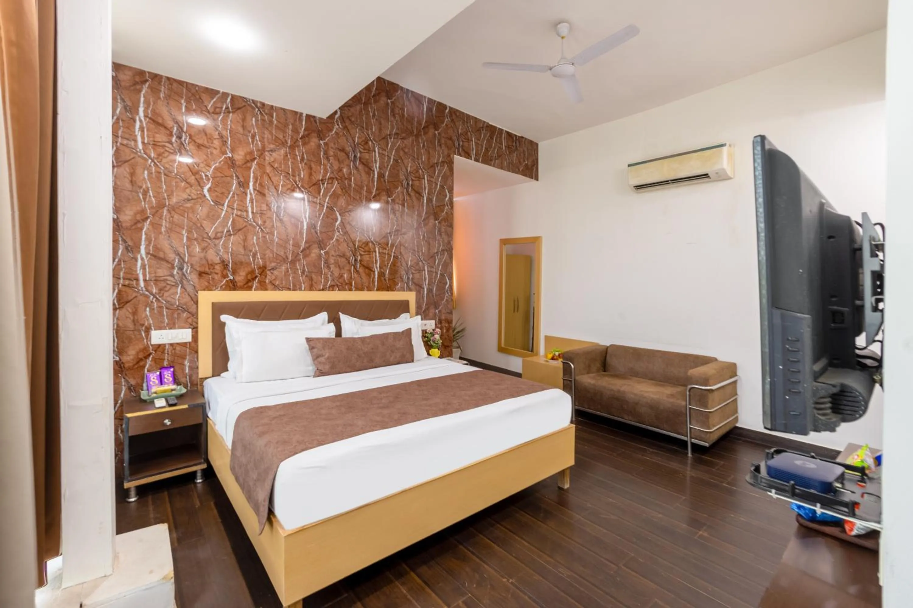 Bed in Hotel Tashree Near T3 - Free Airport Drop