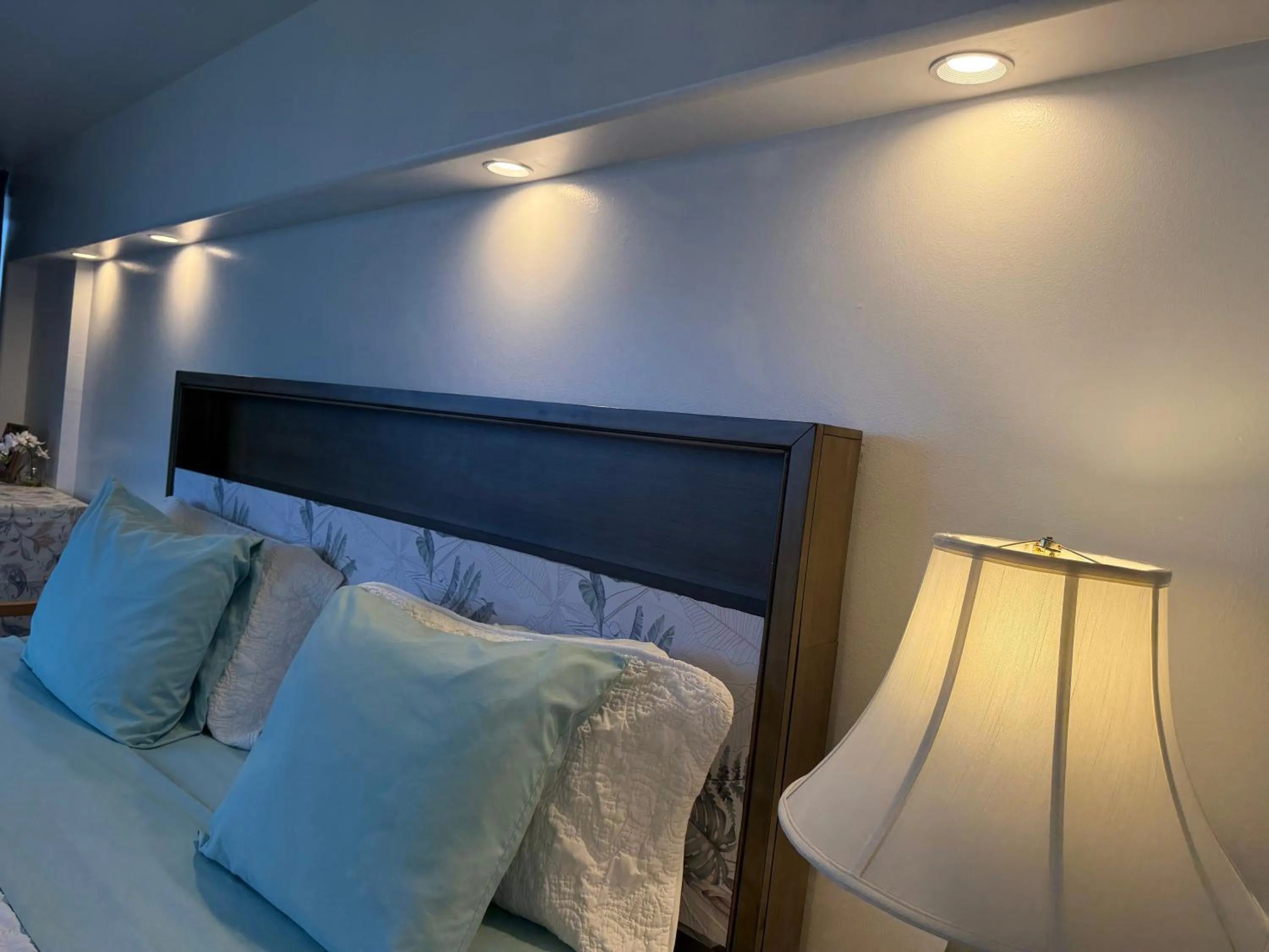 Bed in Waikiki High-rise sea view free parking