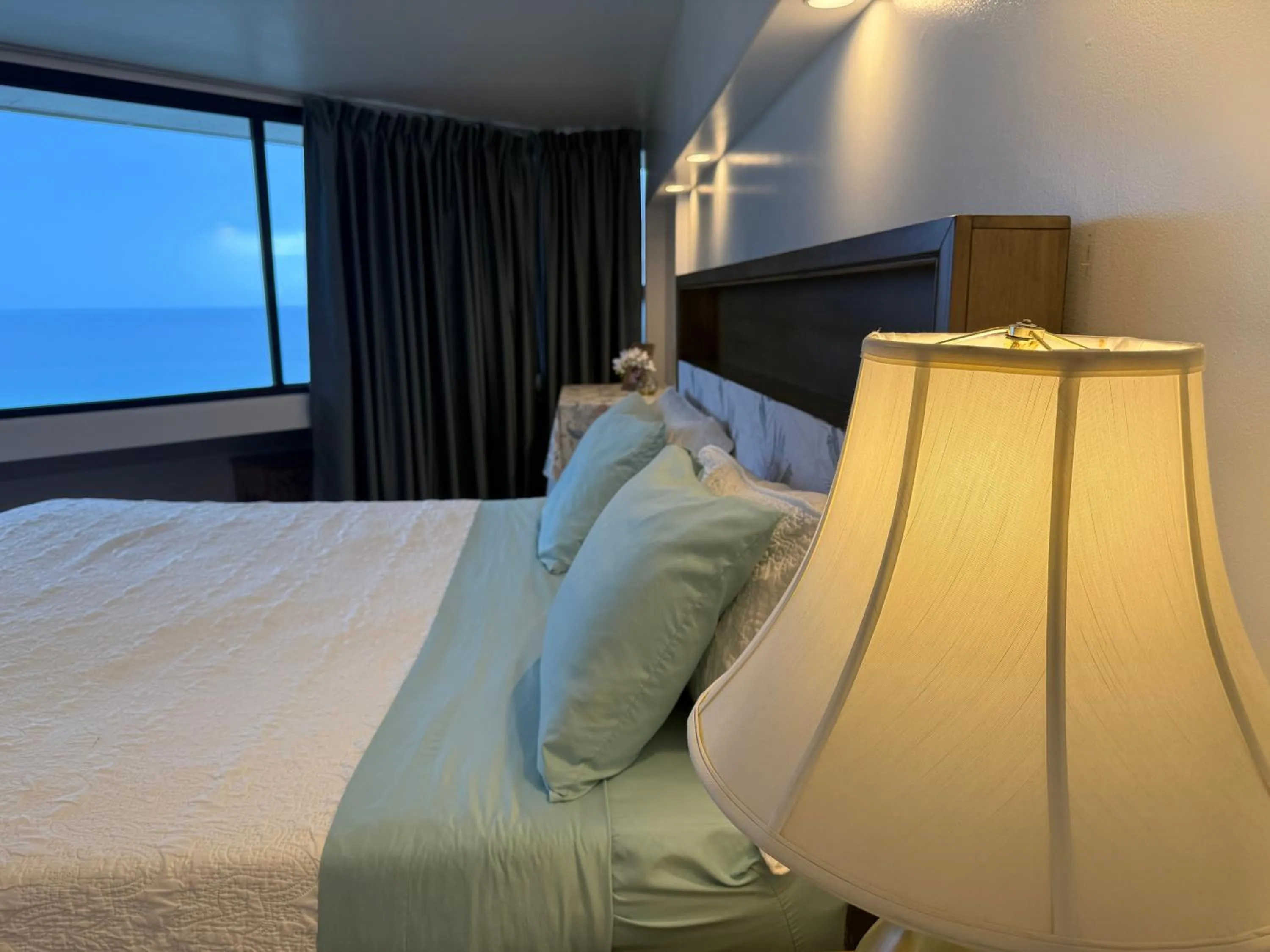 Bed in Waikiki High-rise sea view free parking