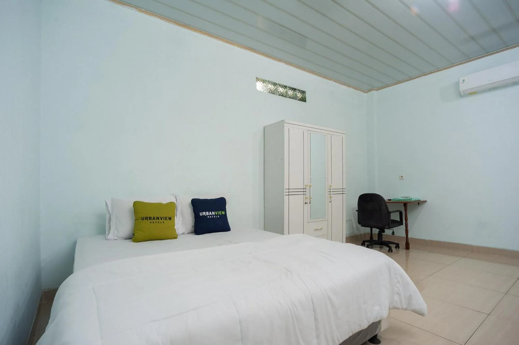 Bed in Urbanview My Home Ciracas by RedDoorz