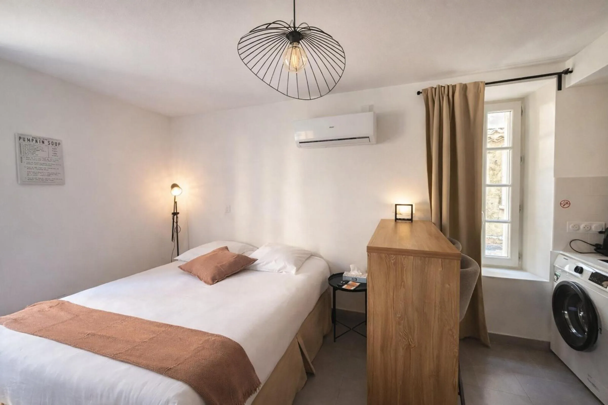 Bedroom, Bed in SOUS LES PLATANES