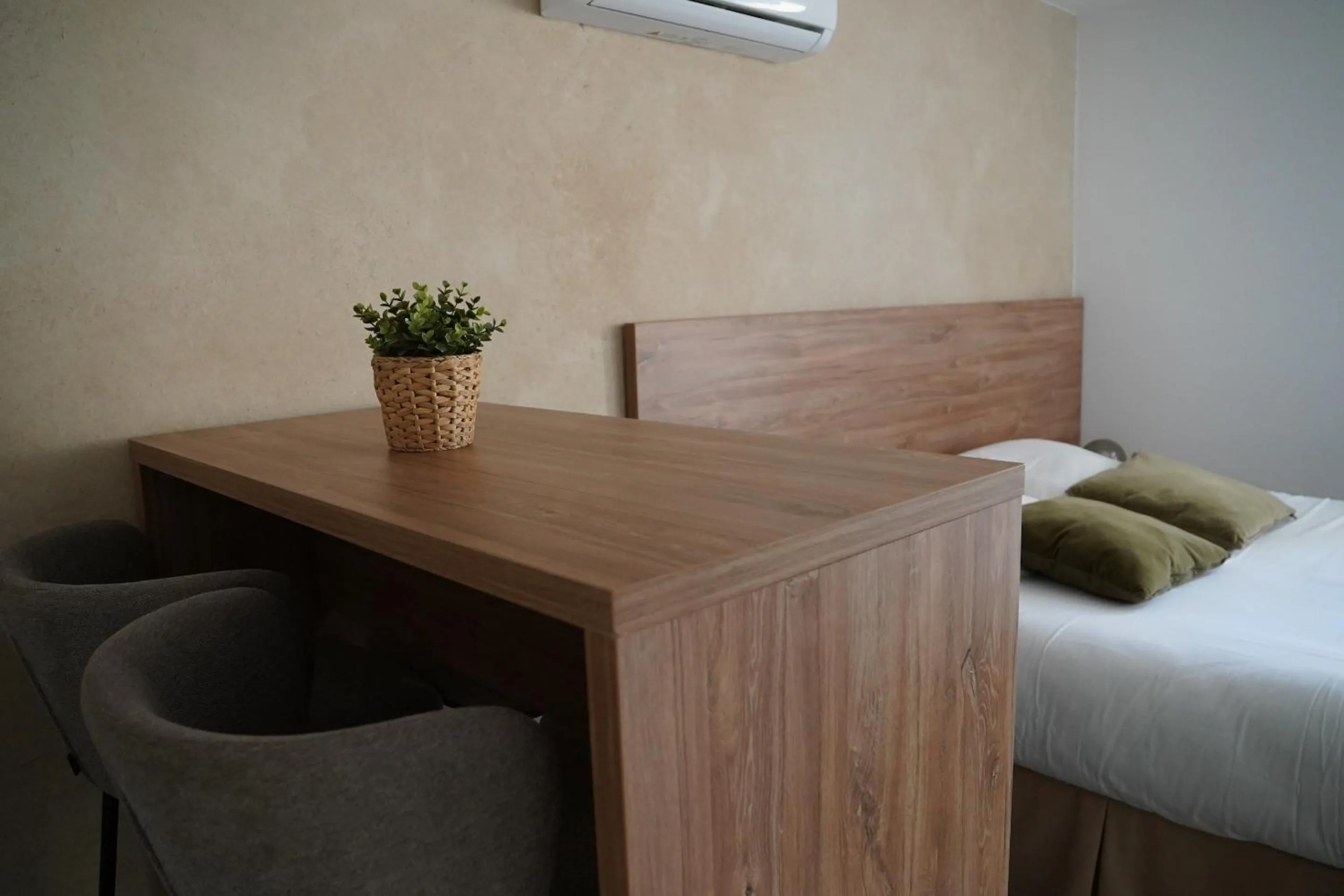 Bedroom, Bed in SOUS LES PLATANES