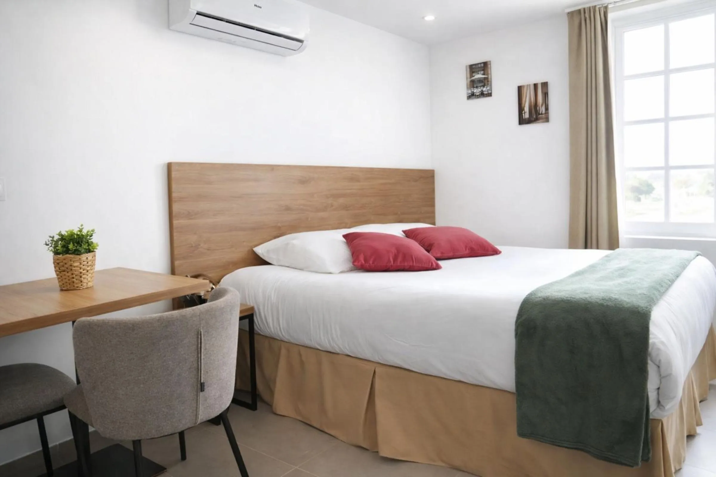 Bedroom, Bed in SOUS LES PLATANES