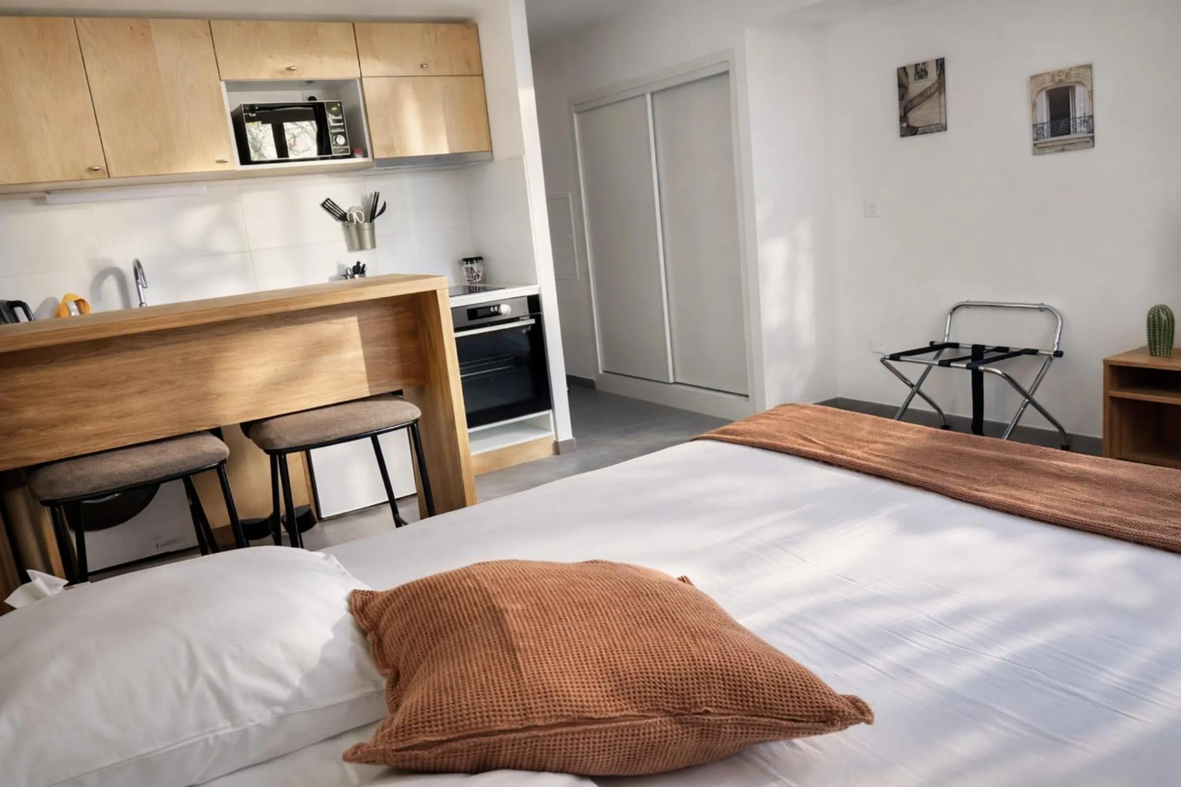 Bedroom, Bed in SOUS LES PLATANES