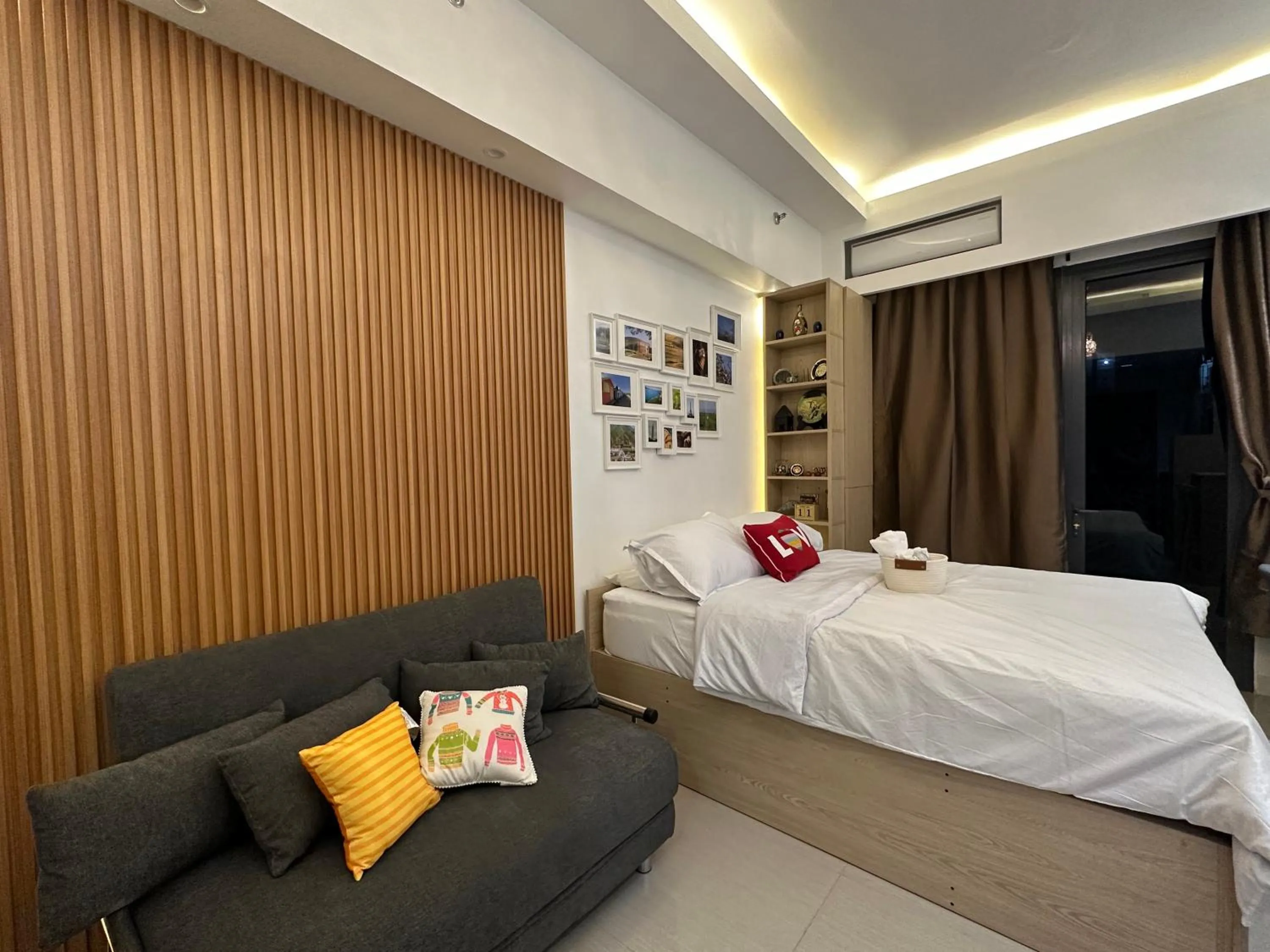 Bed in Homey Condo by the Bay