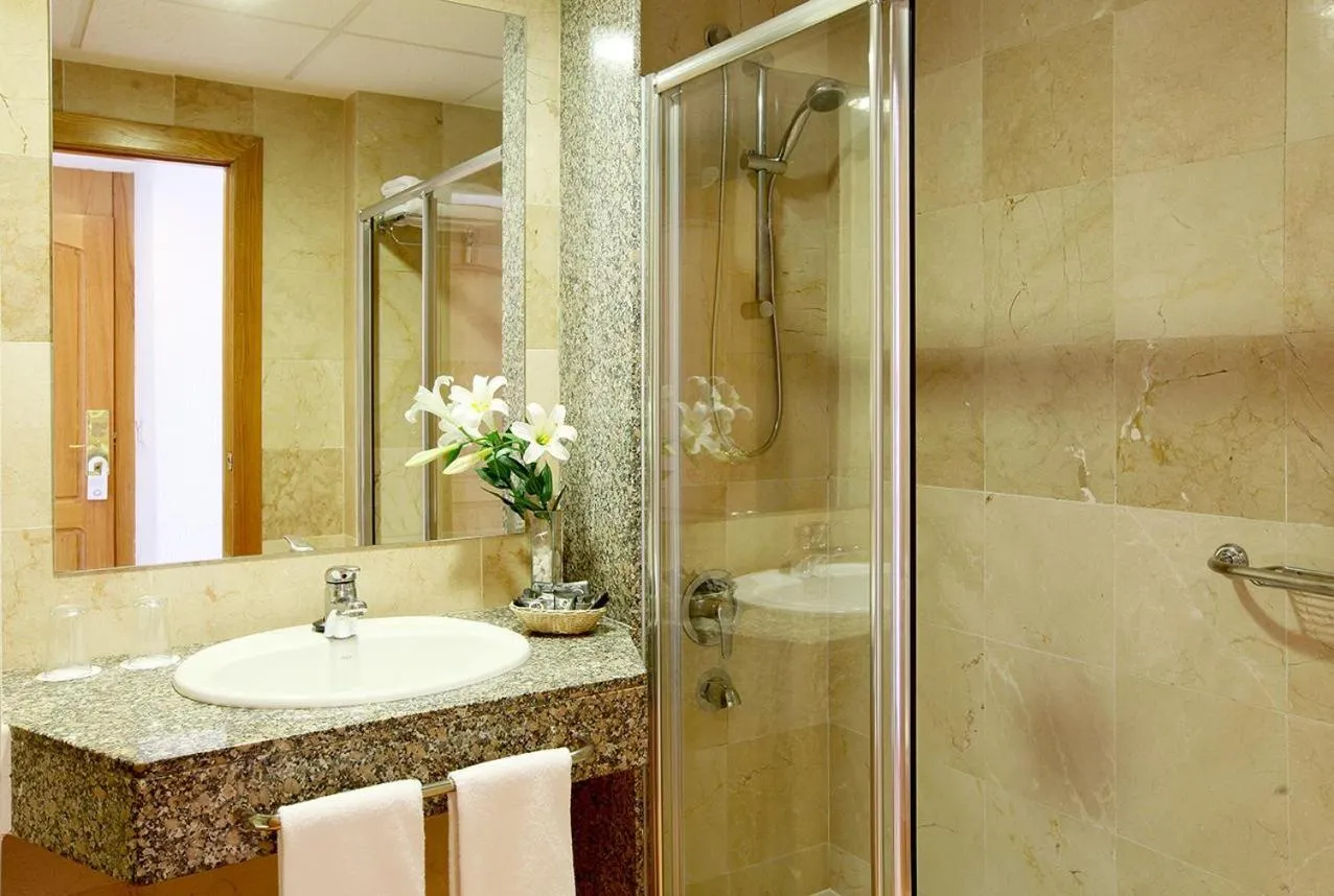 Bathroom in Hotel Poseidon Playa
