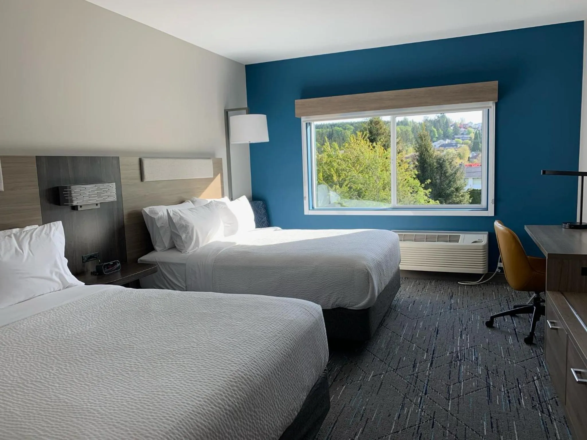 Photo of the whole room, Bed in Holiday Inn Express & Suites Courtenay - Comox by IHG