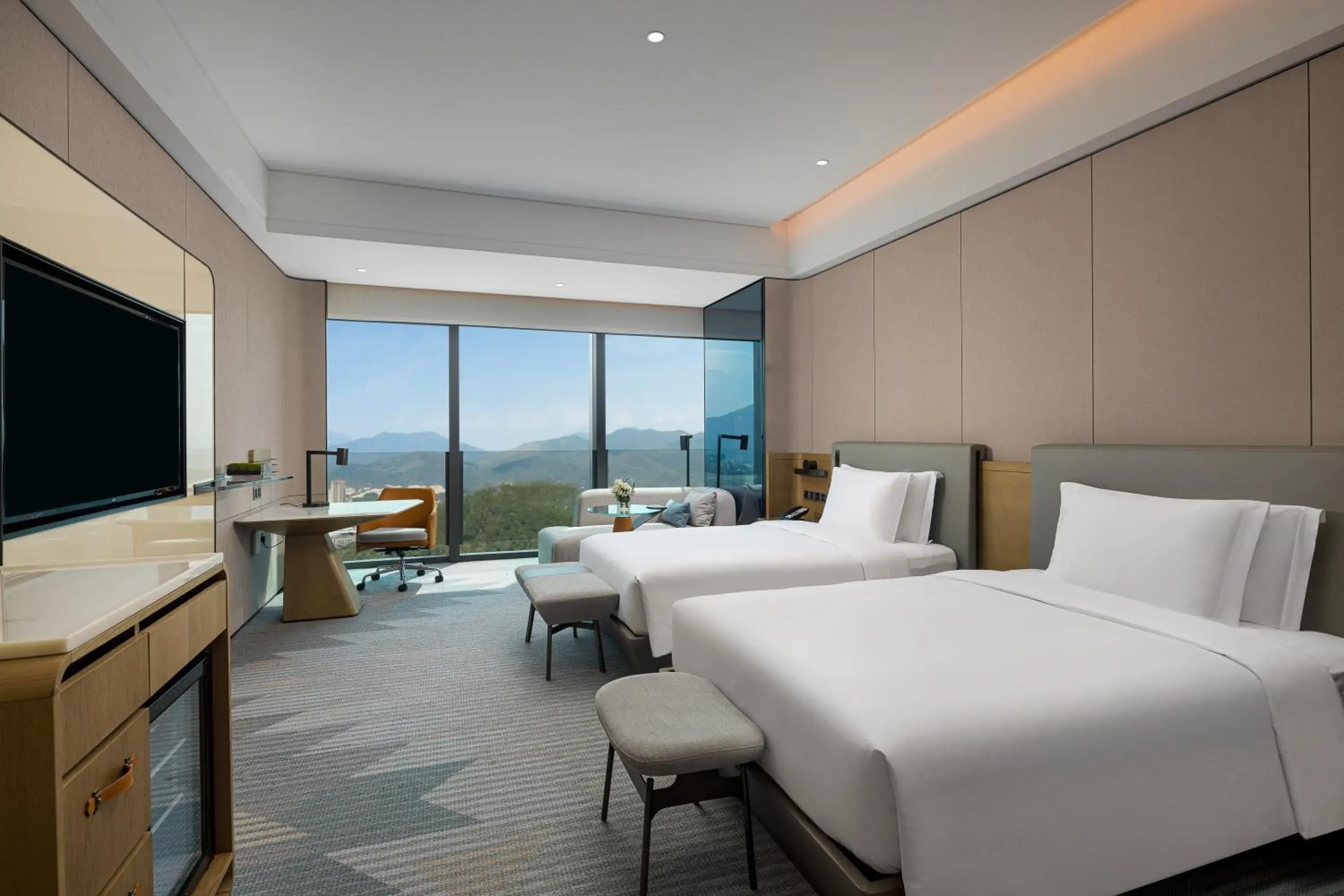 Standard Twin Room with Mountain View in Crowne Plaza Chaozhou Riverside by IHG Standard Twin Room with Mountain View in Crowne Plaza Chaozhou Riverside by IHG
