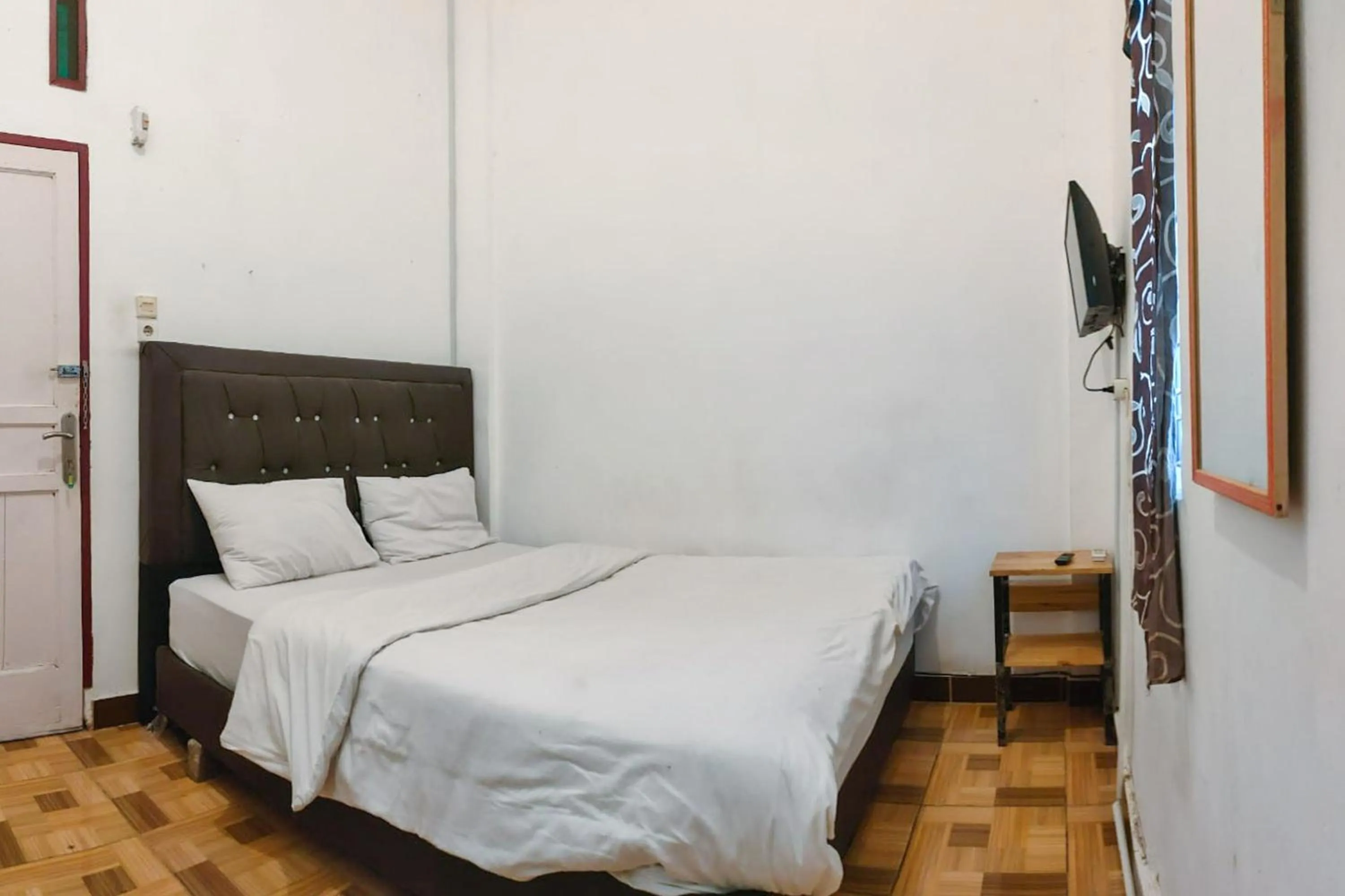 Bedroom, Bed in Johje Guest House Medan Mitra RedDoorz